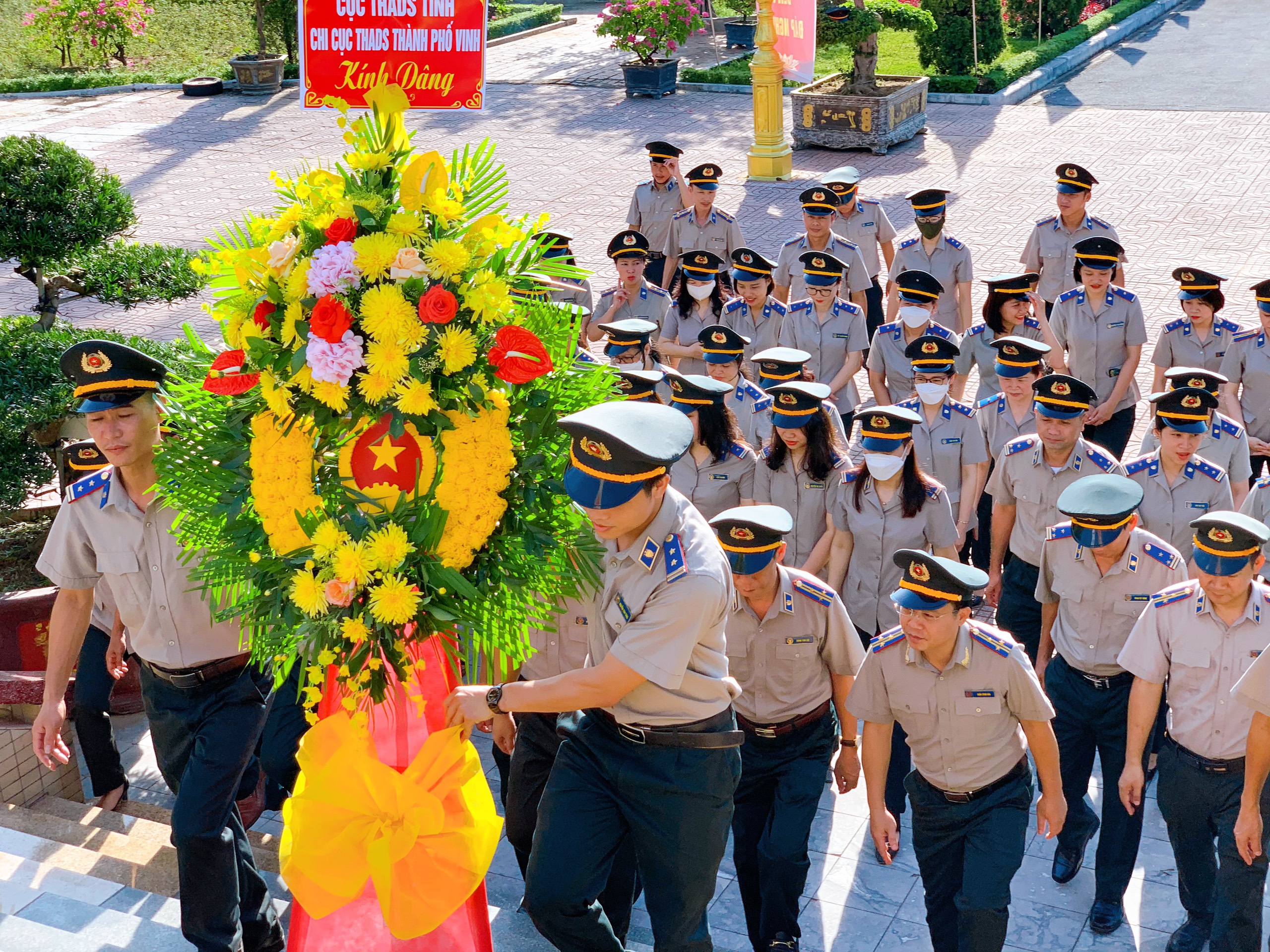 Lễ dâng hương, dâng hoa tại Quảng trường Hồ Chí Minh và Nghĩa trang liệt sỹ thành phố Vinh
