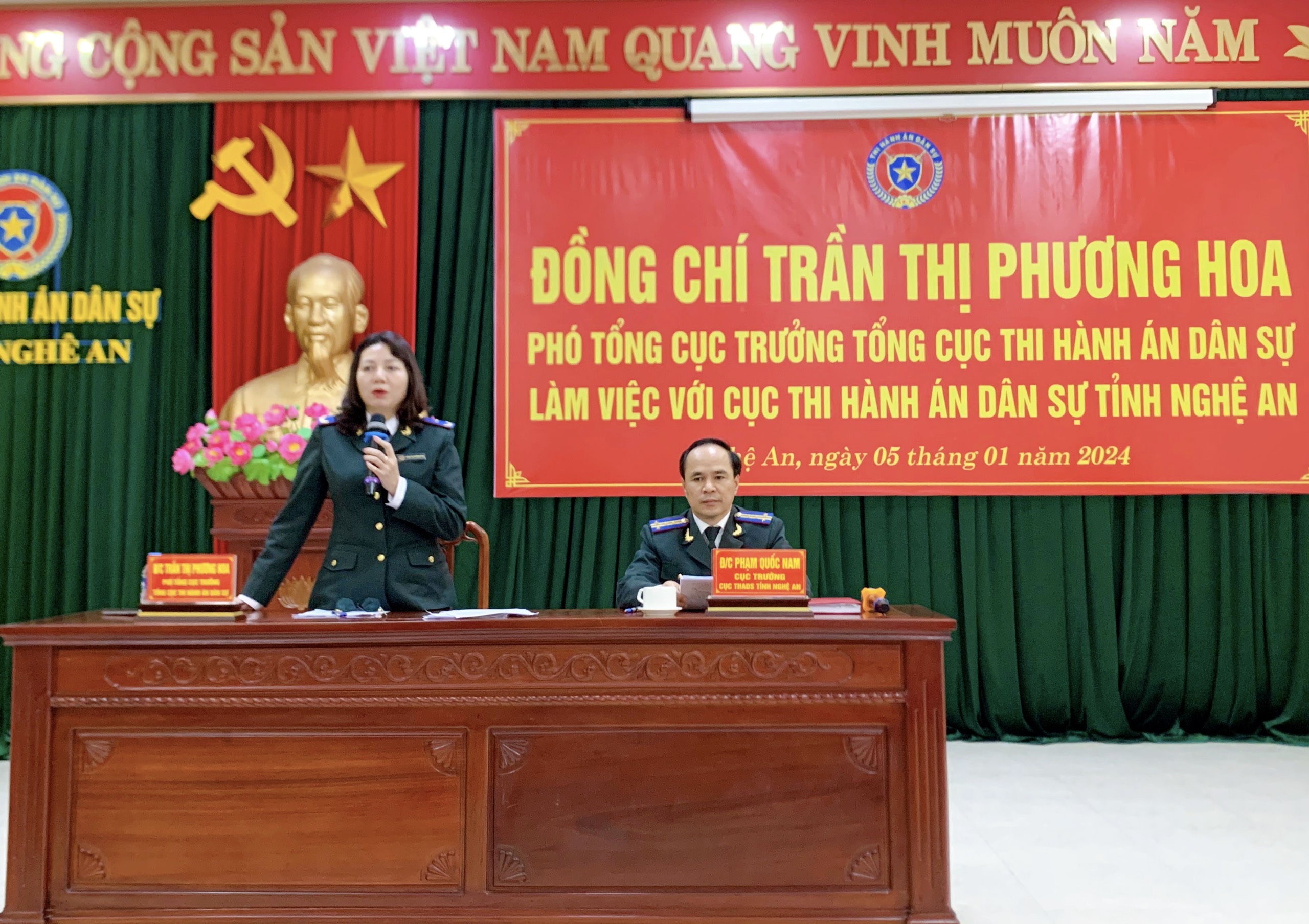 Đồng chí Trần Thị Phương Hoa – Phó Tổng cục trưởng Tổng cục Thi hành án dân làm việc với Cục Thi hành án dân sự tỉnh Nghệ An.