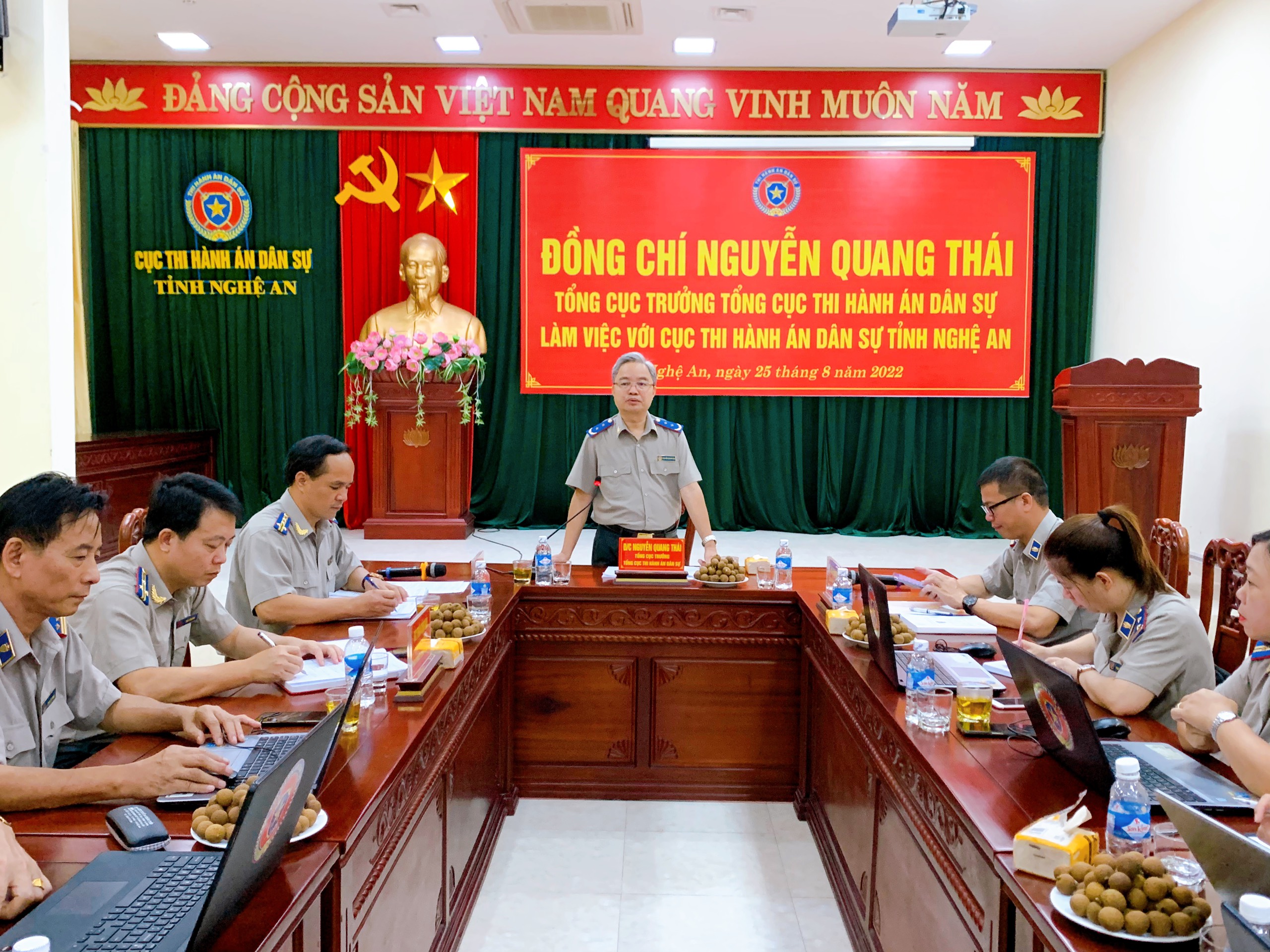 Đồng chí Nguyễn Quang Thái – Tổng cục trưởng Tổng cục Thi hành án dân  làm việc với Cục Thi hành án dân sự tỉnh Nghệ An.