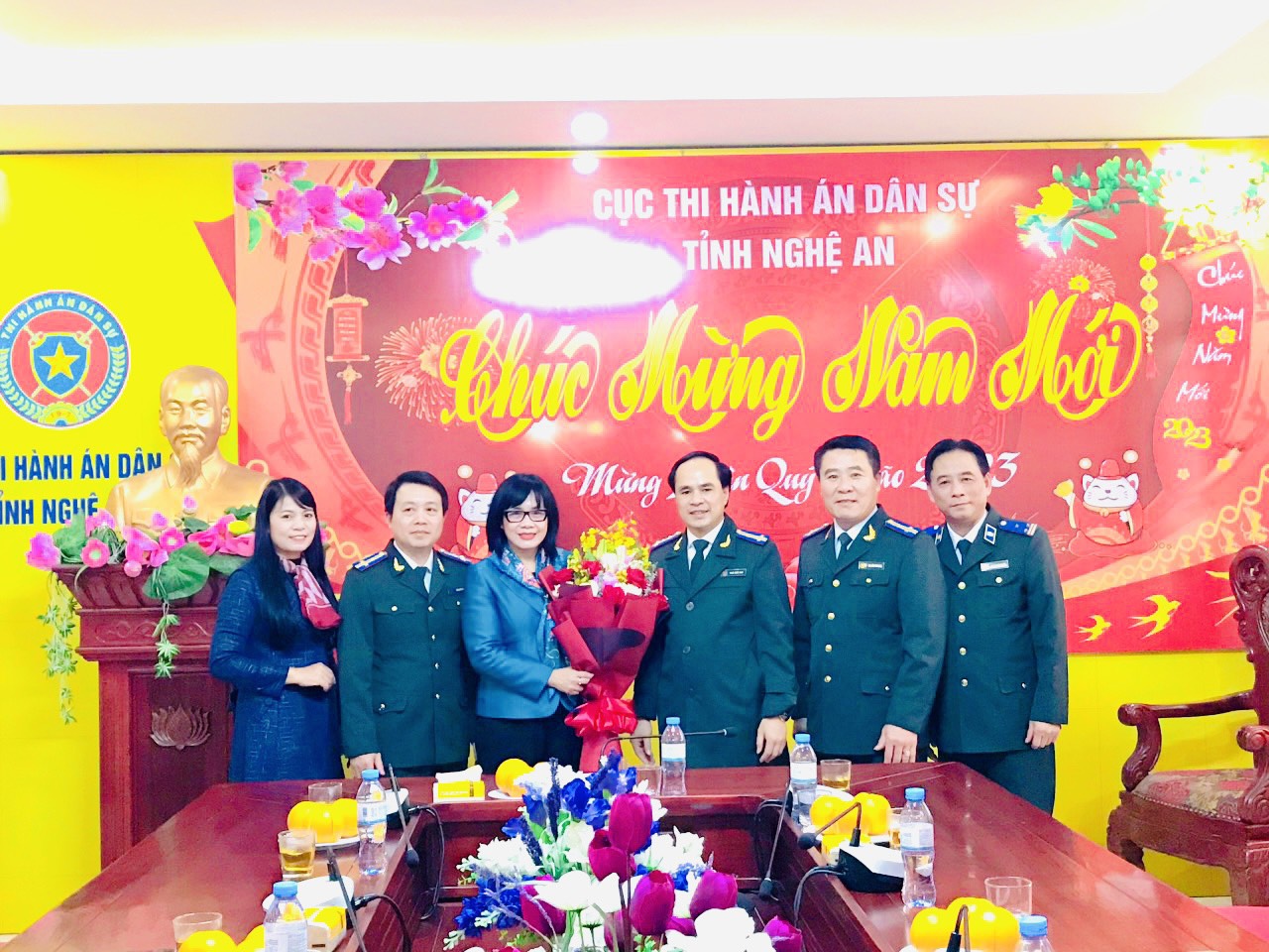 Thứ trưởng Bộ Tư pháp, Đặng Hoàng Oanh thăm tặng quà và chúc Tết Cục Thi hành án dân sự tỉnh Nghệ An