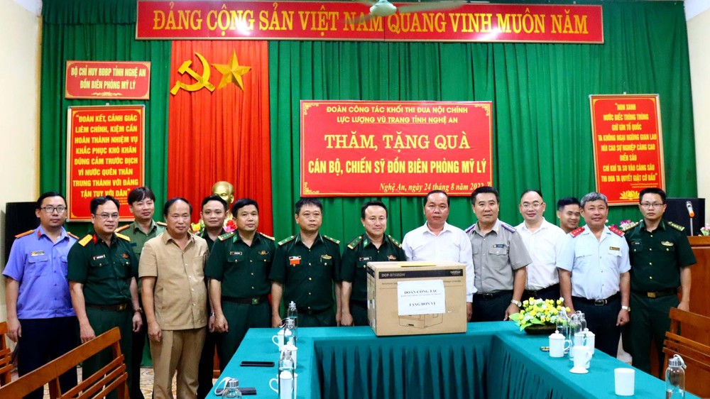 Đoàn công tác Khối thi đua Nội chính - Lực lượng vũ trang tỉnh thăm và tặng quà tại Kỳ Sơn