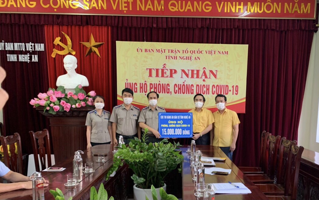 Cán bộ, công chức, người lao động Cục Thi hành án dân sự tỉnh Nghệ An ủng hộ quỹ Phòng chống dịch Covid-19