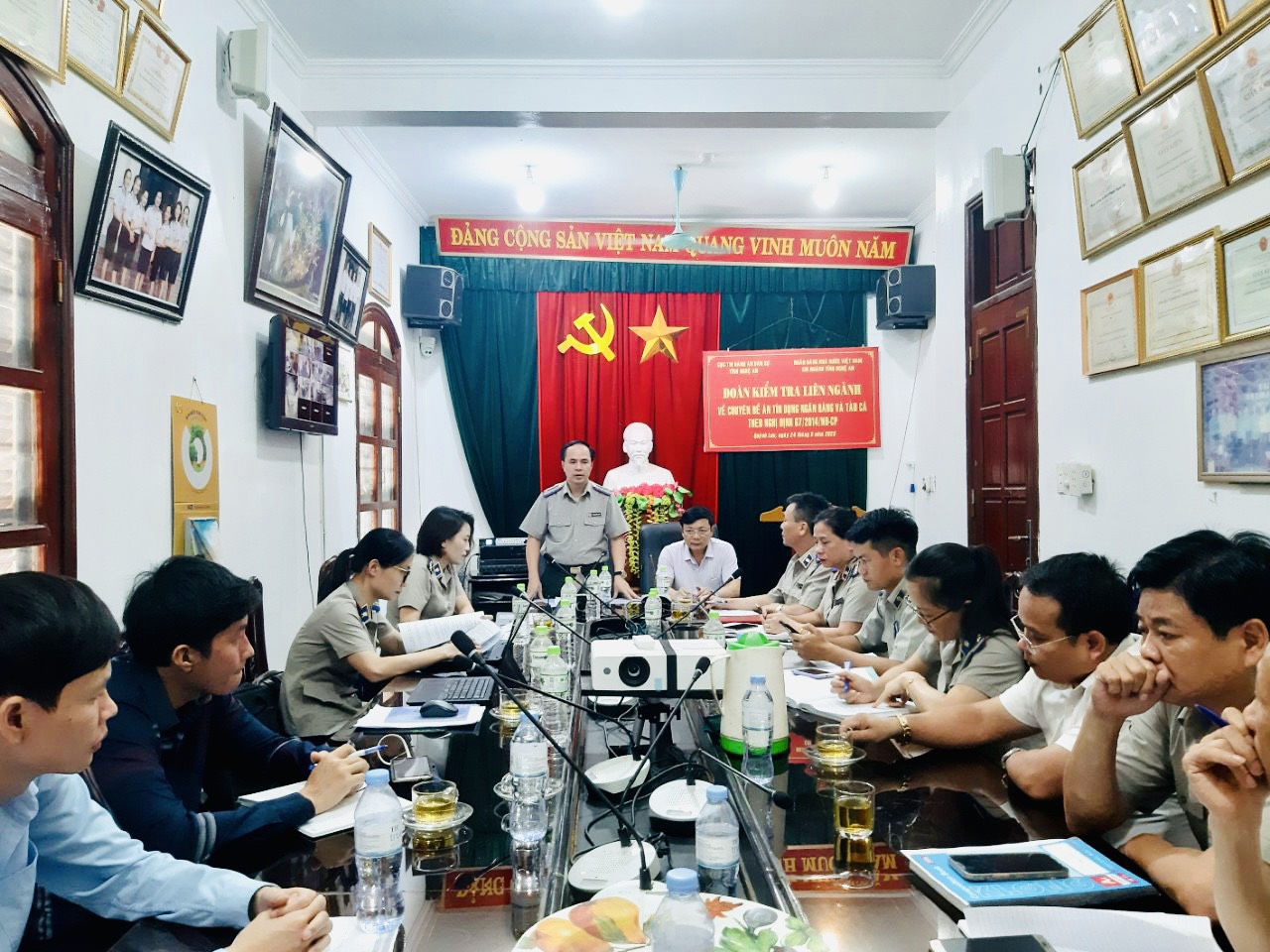 Đoàn công tác liên ngành Cục THADS tỉnh Nghệ An và Ngân hàng Nhà nước, Chi nhánh tỉnh chỉ đạo công tác thi hành án TDNH tại các Chi cục THADS cấp huyện