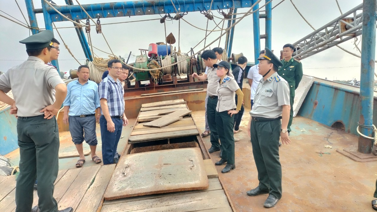 Chi cục Thi hành án huyện Quỳnh Lưu tổ chức giao tàu cá cho ngư dân mua tài sản vay vốn theo Nghị định 67/2014/NĐ-CP để đảm bảo thi hành án