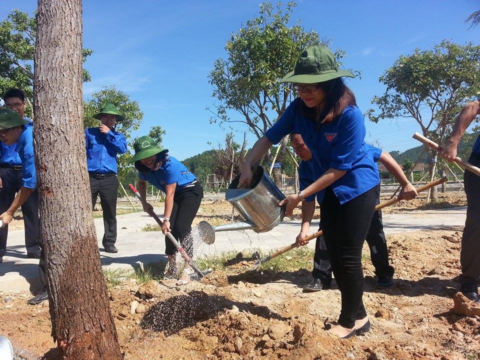 Chi đoàn Cục thi hành án dân sự tỉnh Nghệ An tham gia trồng cây tại khu di tích Truông Bồn.