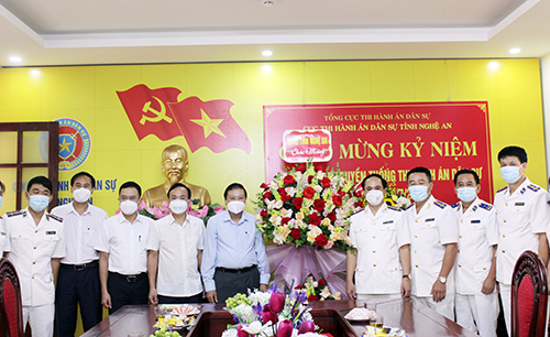 Phó Chủ tịch Thường trực UBND tỉnh Lê Hồng Vinh chúc mừng Cục Thi hành án dân sự tỉnh nhân kỷ niệm ngày truyền thống