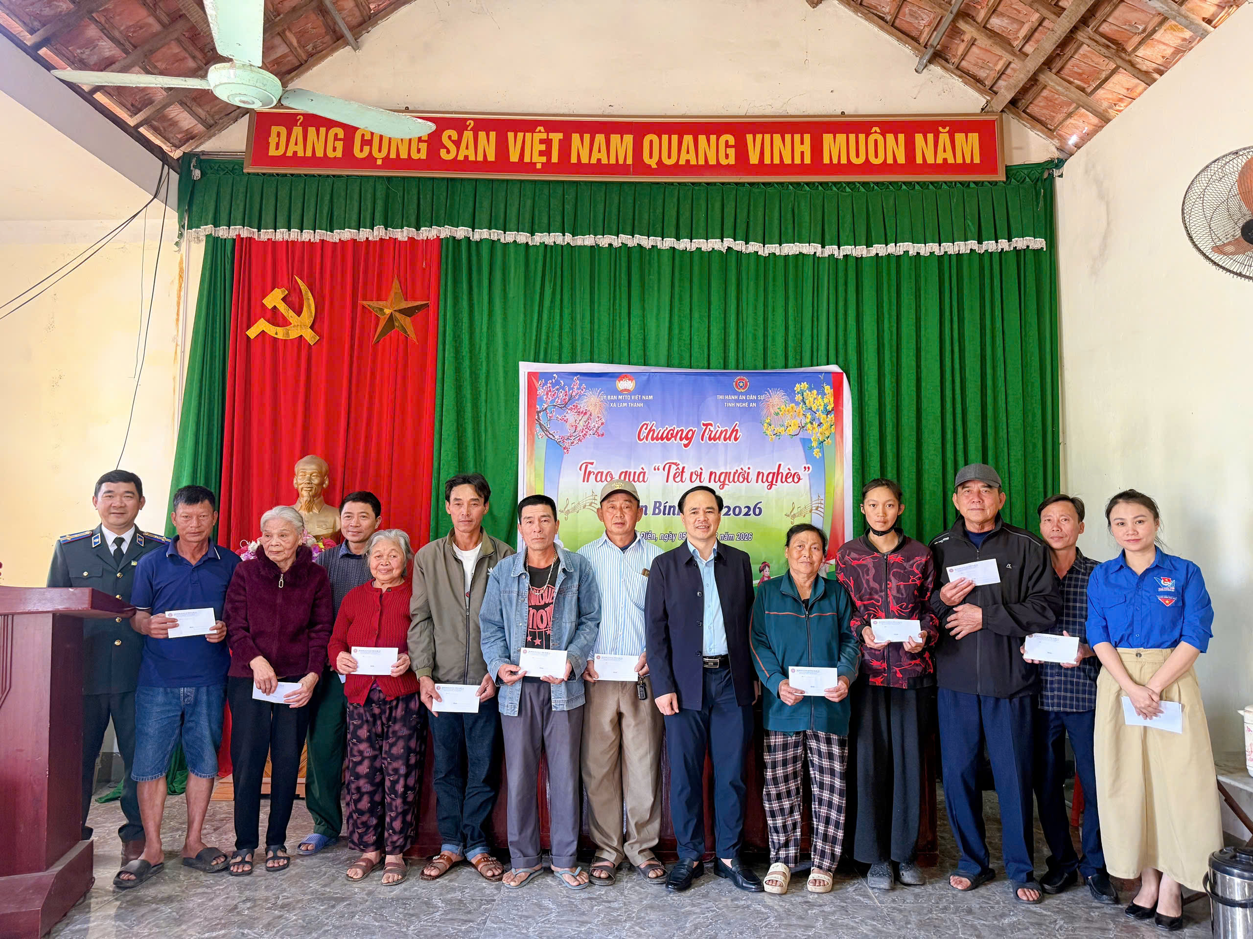 Thi hành án dân sự tỉnh Nghệ An trao quà quà cho các hộ nghèo, có hoàn cảnh khó khăn tại xã Lam Thành, Nghệ An.