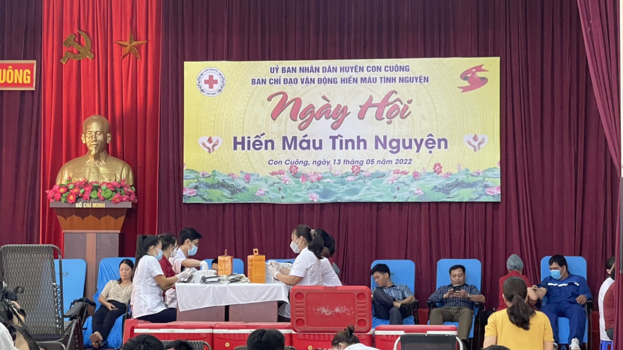 Cán bộ, công chức Chi cục THADS huyện Con Cuông tham gia Ngày hội Hiến máu tình nguyện “Tình người Con Cuông” năm 2022.