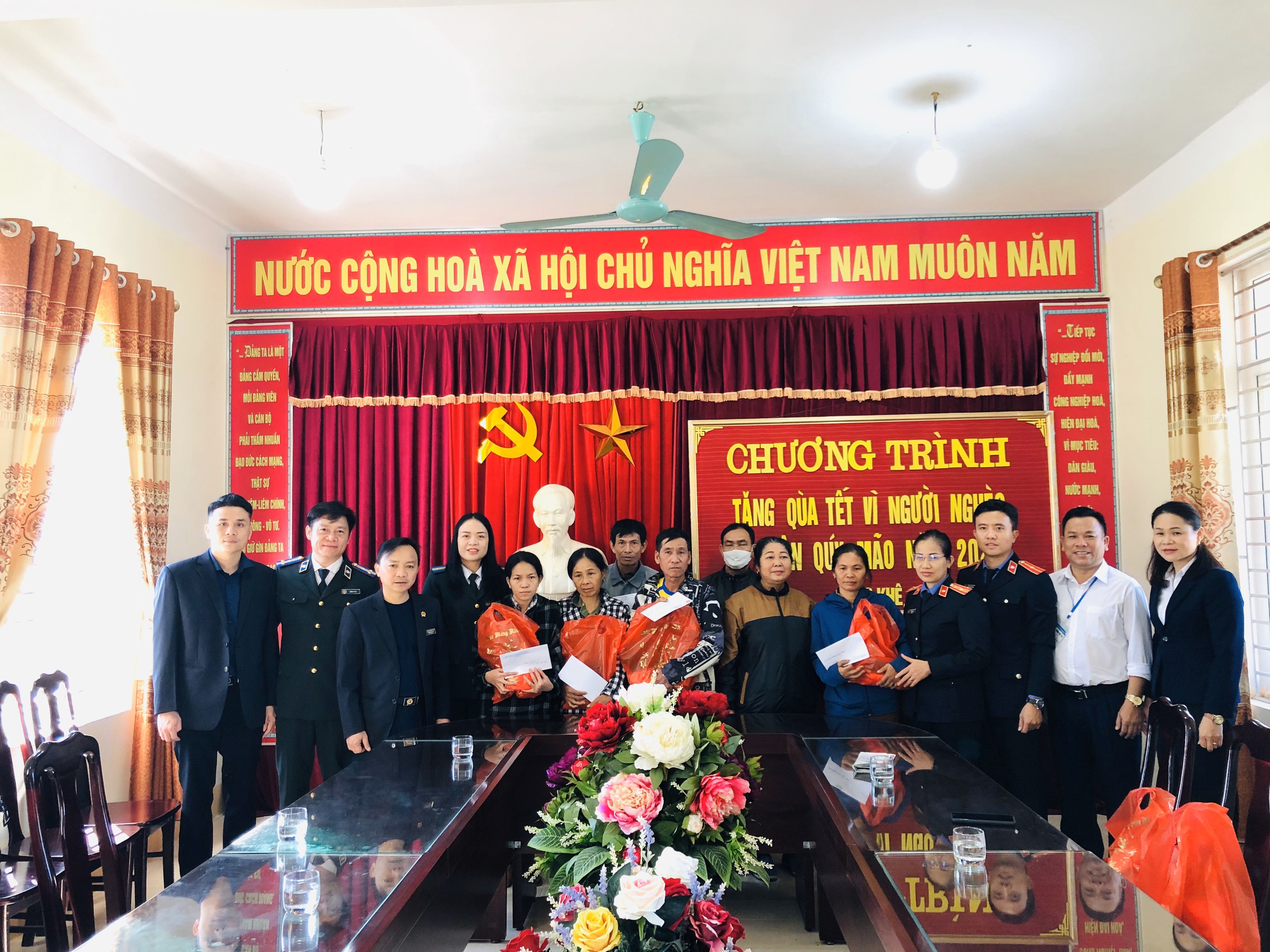 Chi cục Thi hành án dân sự huyện Con Cuông phối hợp trao tặng quà Tết vì người nghèo Xuân Quý Mão 2023