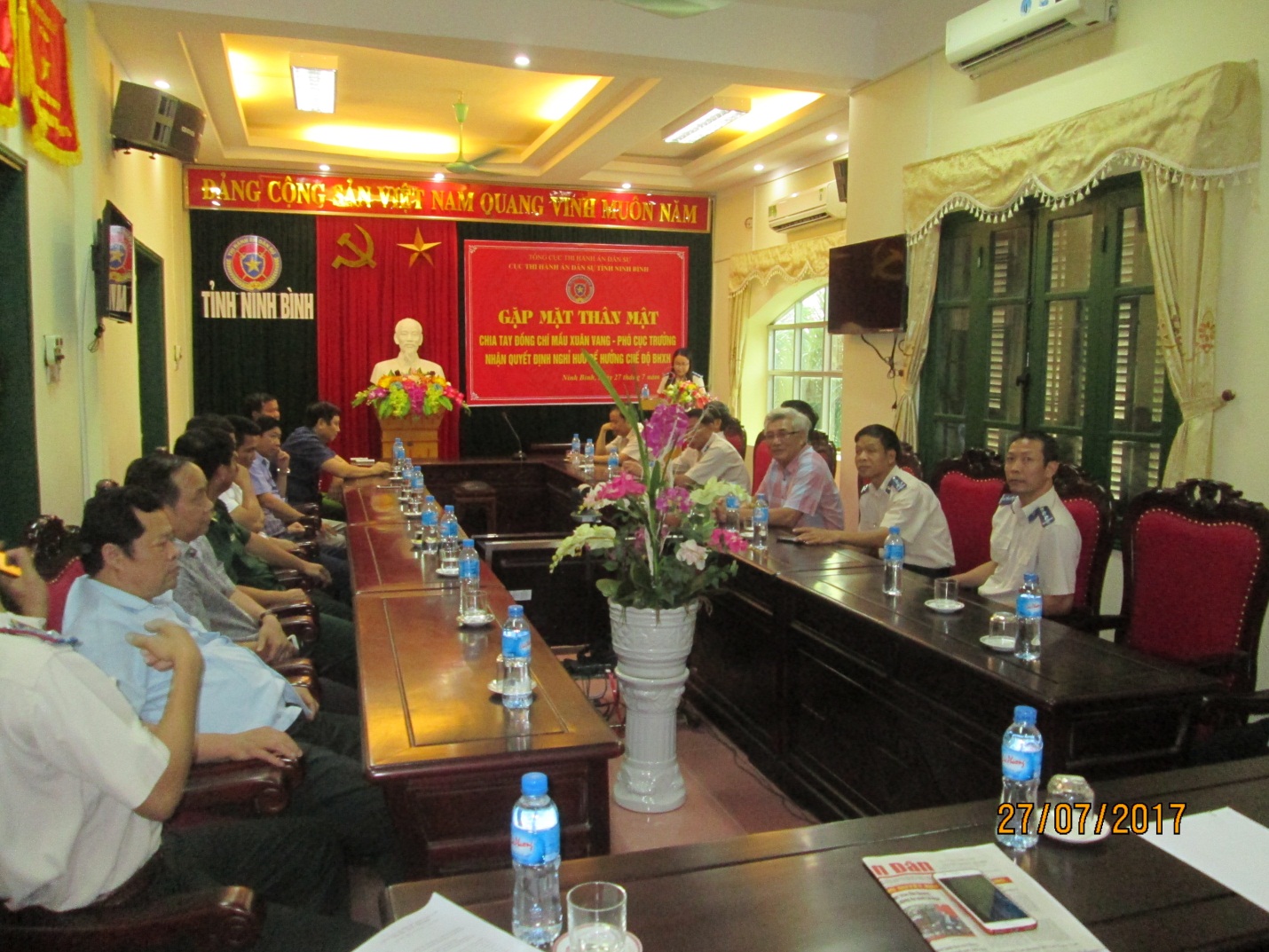 Cục Thi hành án dân sự tỉnh Ninh Bình tổ chức chia tay đ/c Mầu Xuân Vang- Phó Cục trưởng Cục Thi hành án về nghỉ hưu theo chế độ.