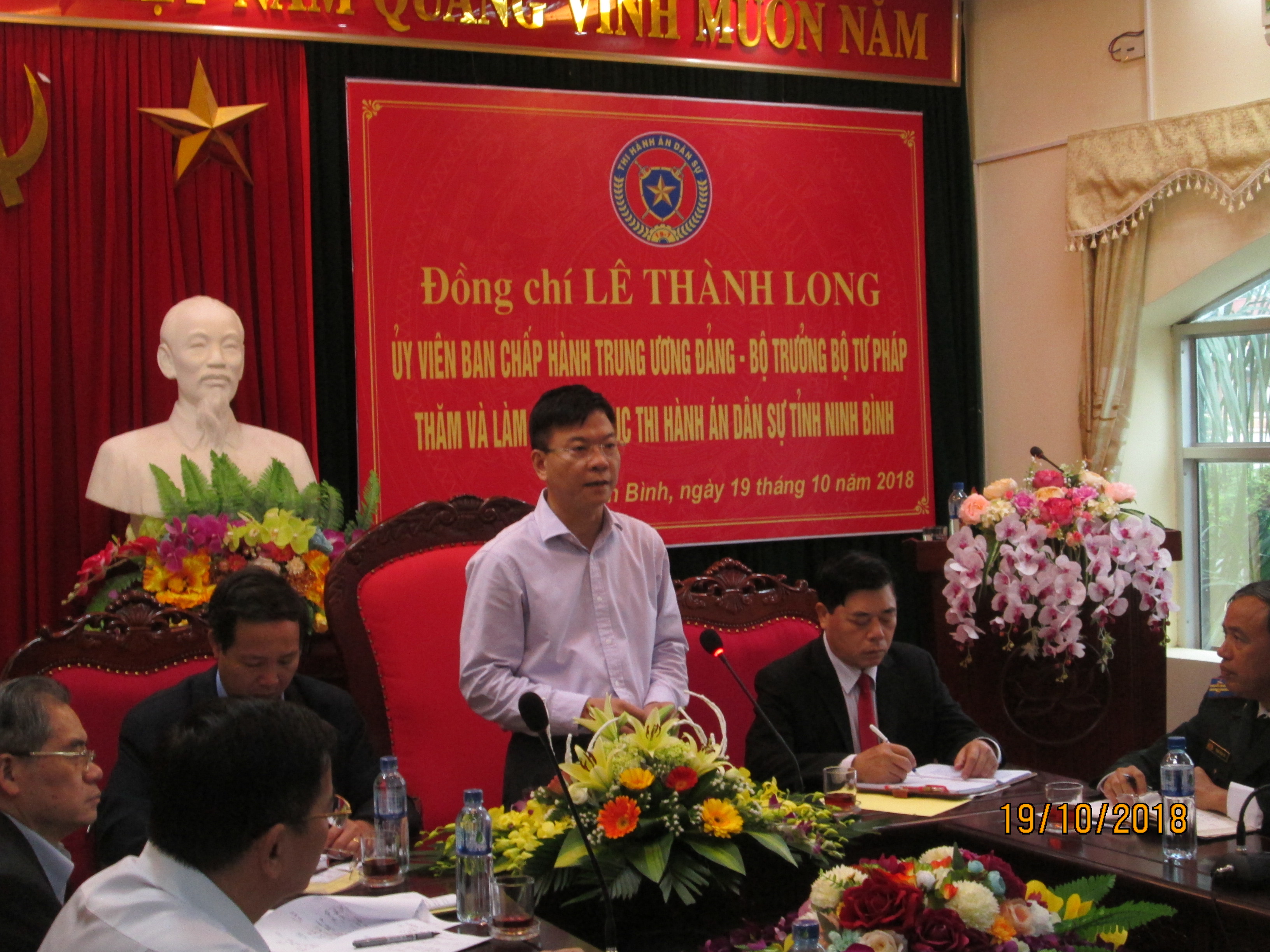 Bộ trưởng Bộ Tư pháp Lê Thành Long thăm và làm việc tại Cục Thi hành án dân sự tỉnh Ninh Bình.