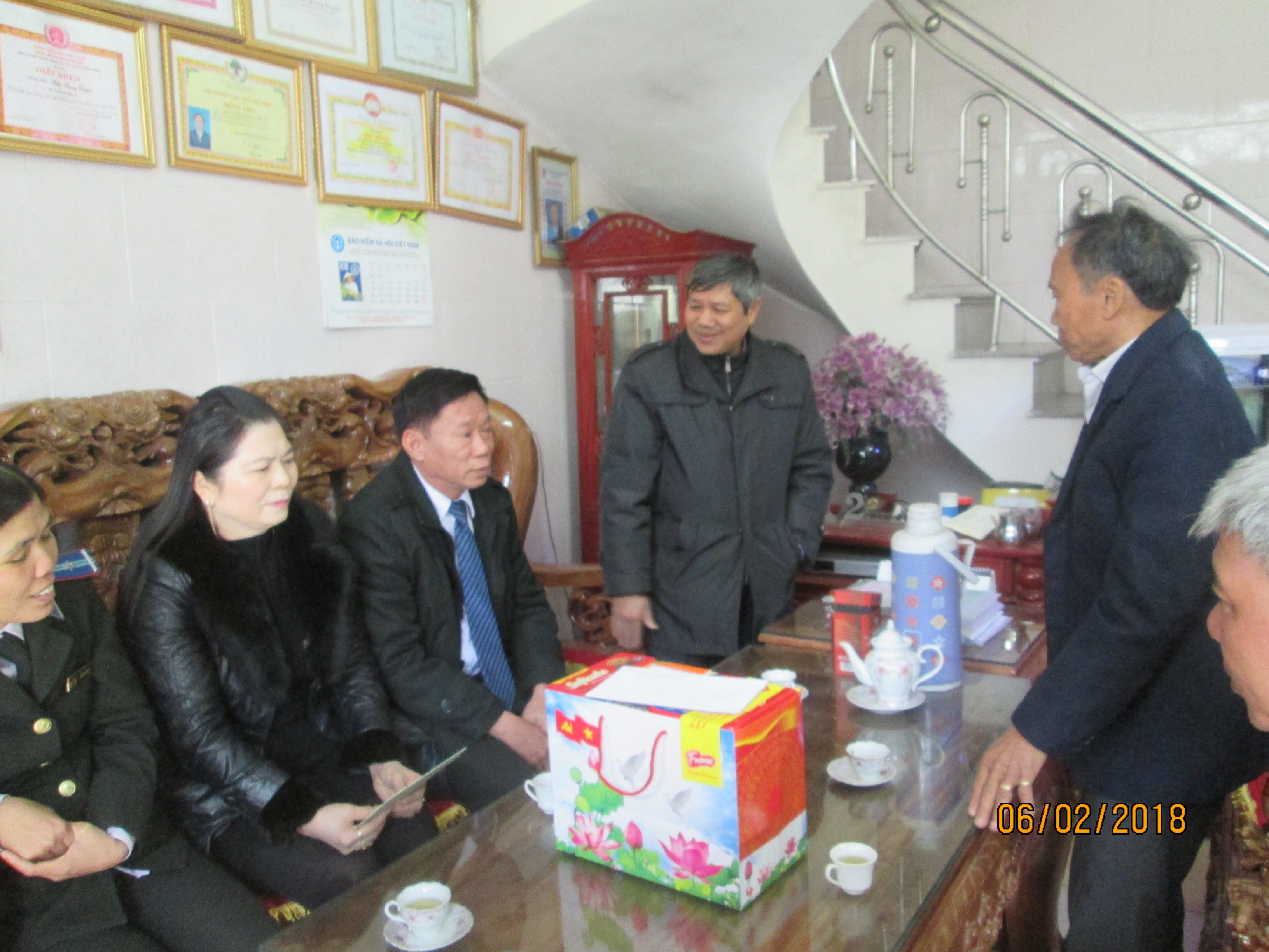 Cục Thi hành án dân sự tỉnh Ninh Bình tổ chức tặng quà cho hộ gia đình khó khăn, gia đình chính sách tại thị trấn Bình Minh, huyện Kim Sơn nhân dịp tết Mậu Tuất 2018.