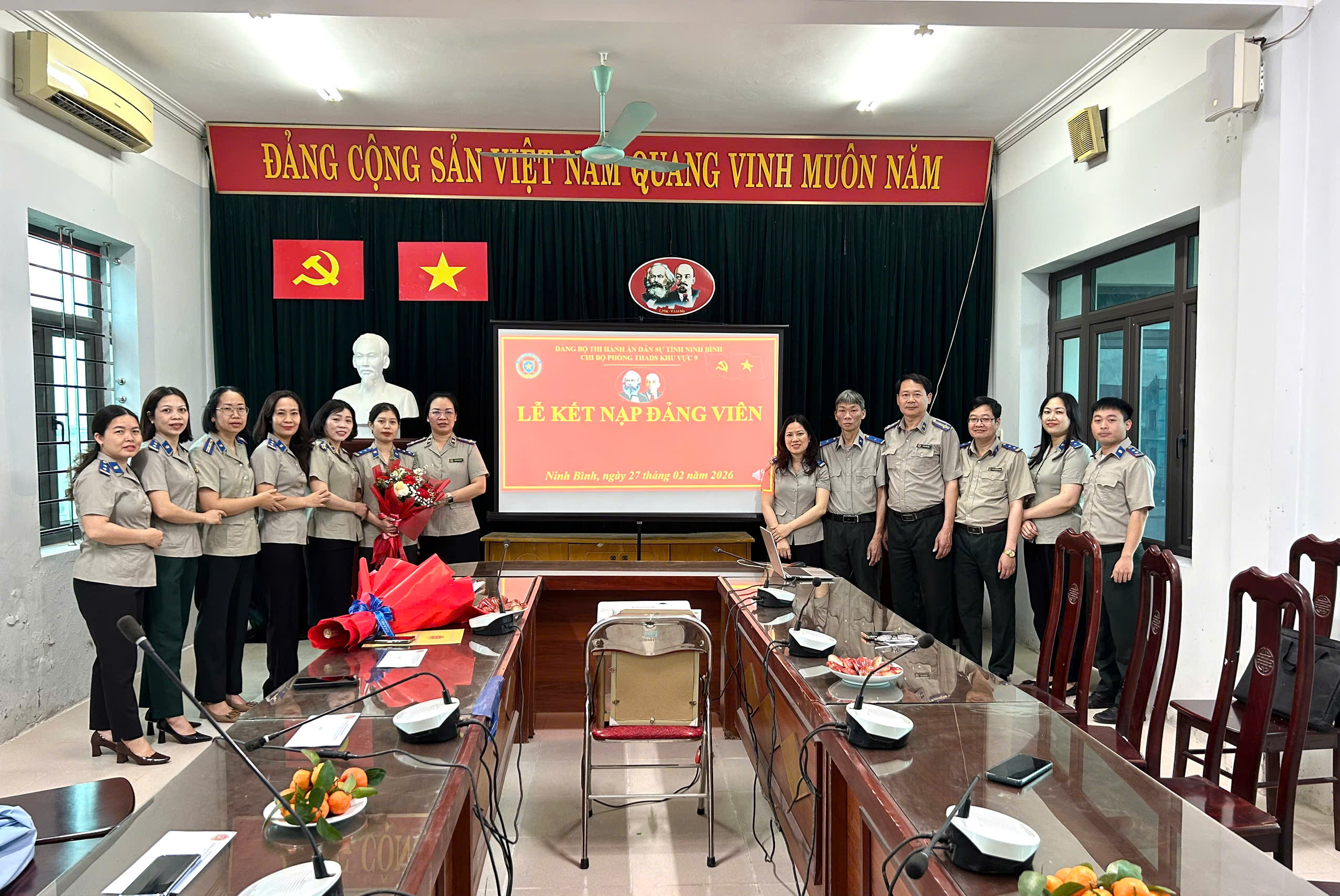 Chi bộ Phòng Thi hành án dân sự Khu vực 9 tổ chức Lễ kết nạp đảng viên mới