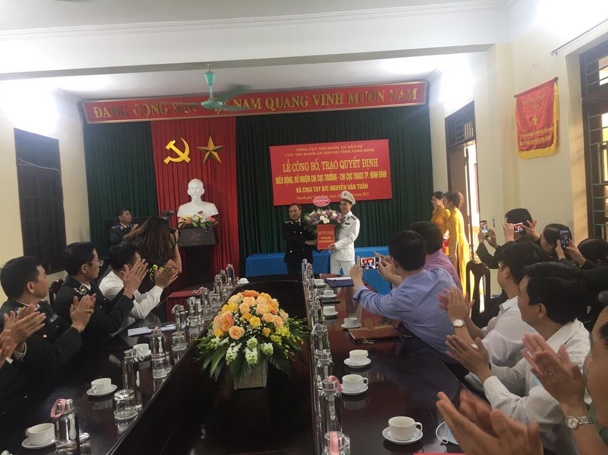 Lễ công bố, trao Quyết định điều động, bổ nhiệm Chi cục trưởng Chi cục THADS thành phố Ninh Bình.