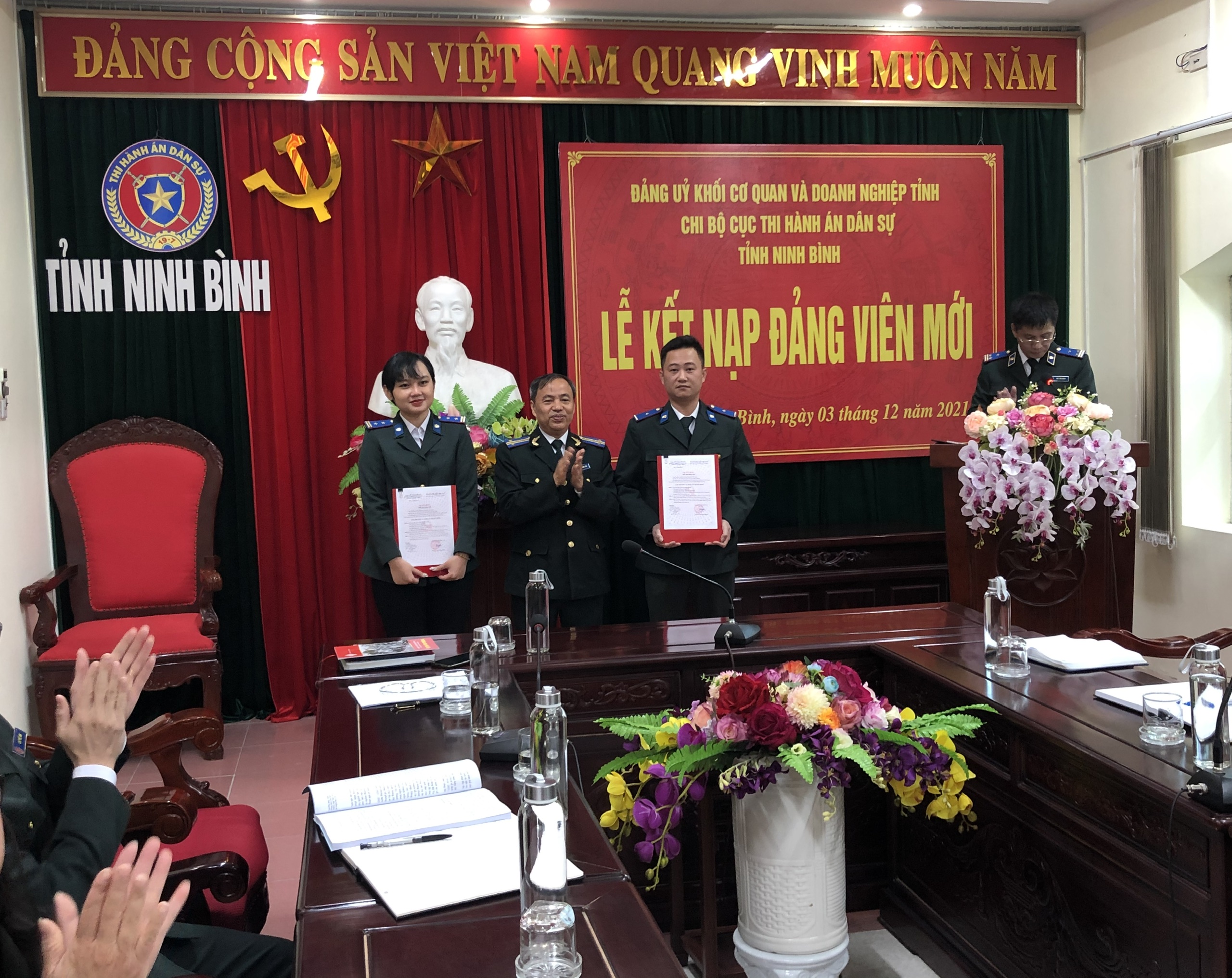 Chi bộ Cục Thi hành án dân sự tỉnh Ninh Bình tổ chức Lễ kết nạp Đảng viên mới