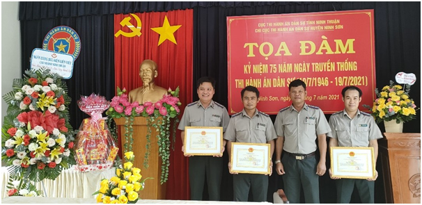 Công đoàn cơ sở Chi cục THADS huyện Ninh Sơn hưởng ứng “Tuần lễ áo dài” năm 2021