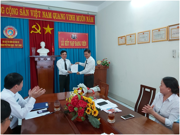Chi bộ Thi hành án dân sự thành phố Phan Rang – Tháp Chàm tổ chức lễ trao quyết định công nhận Đảng viên chính thức cho đồng chí Vũ Hoàng Quân