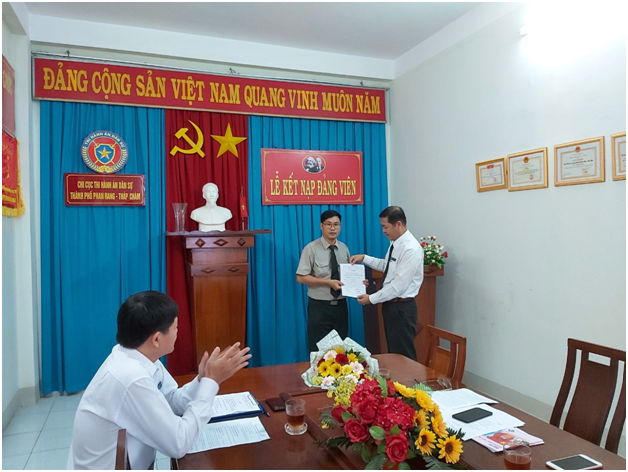 Chi bộ Thi hành án dân sự thành phố Phan Rang – Tháp Chàm tổ chức kết nạp Đảng viên mới cho quần chúng Hoàng Ngọc Anh