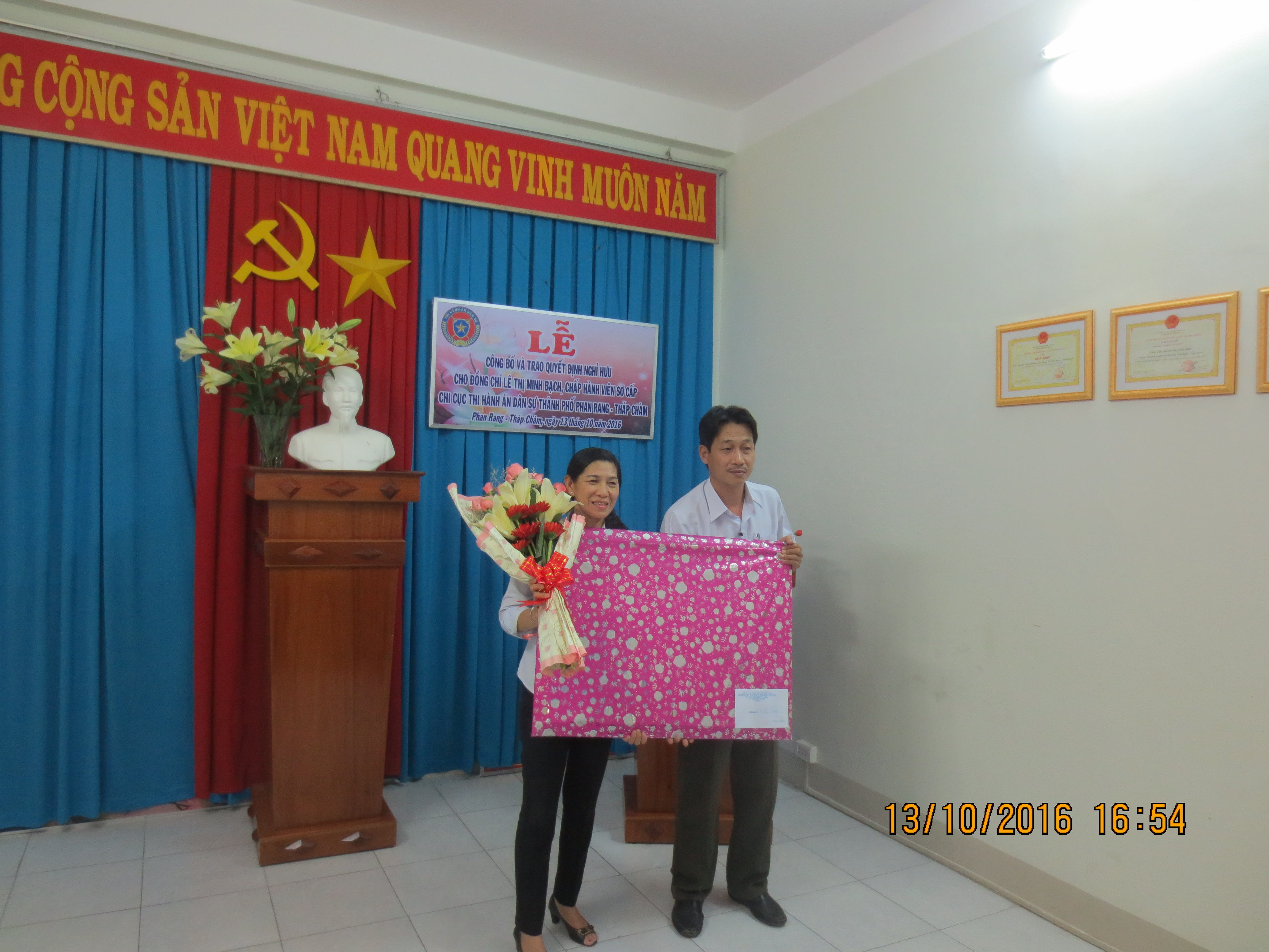 Lễ trao Quyết định nghỉ hưu cho đồng chí Lê Thị Minh Bạch, Chấp hành viên sơ cấp thuộc Chi cục THADS thành phố Phan Rang- Tháp Chàm
