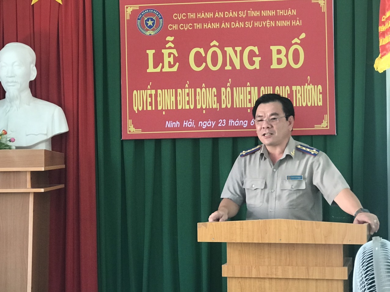 Cục Thi hành án dân sự tỉnh Ninh Thuận tổ chức công bố, trao các quyết định của Tổng cục trưởng Tổng cục Thi hành án dân sự về việc điều động, bổ nhiệm công chức giữ chức vụ lãnh đạo