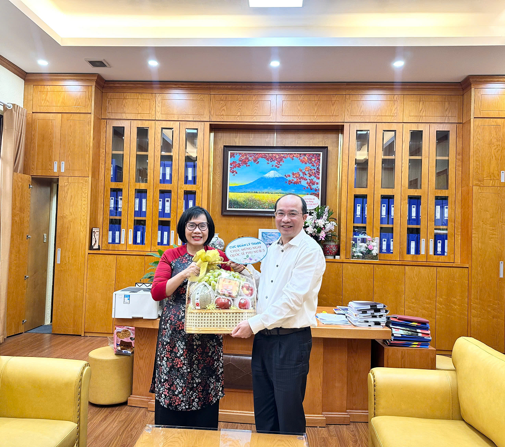 Lãnh đạo Cục Quản lý Thi hành án dân sự tặng hoa chúc mừng nữ Lãnh đạo Bộ Tư pháp và nữ cán bộ, công chức Cục Quản lý THADS nhân Ngày Quốc tế Phụ nữ 8/3