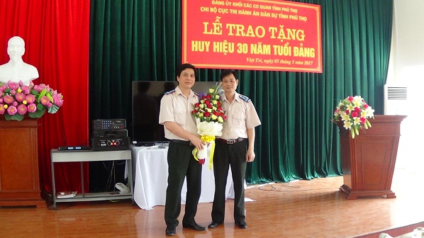 Chi bộ Cục thi hành án dân sự tỉnh Phú Thọ tổ chức Lễ trao tặng huy hiệu 30 năm tuổi Đảng