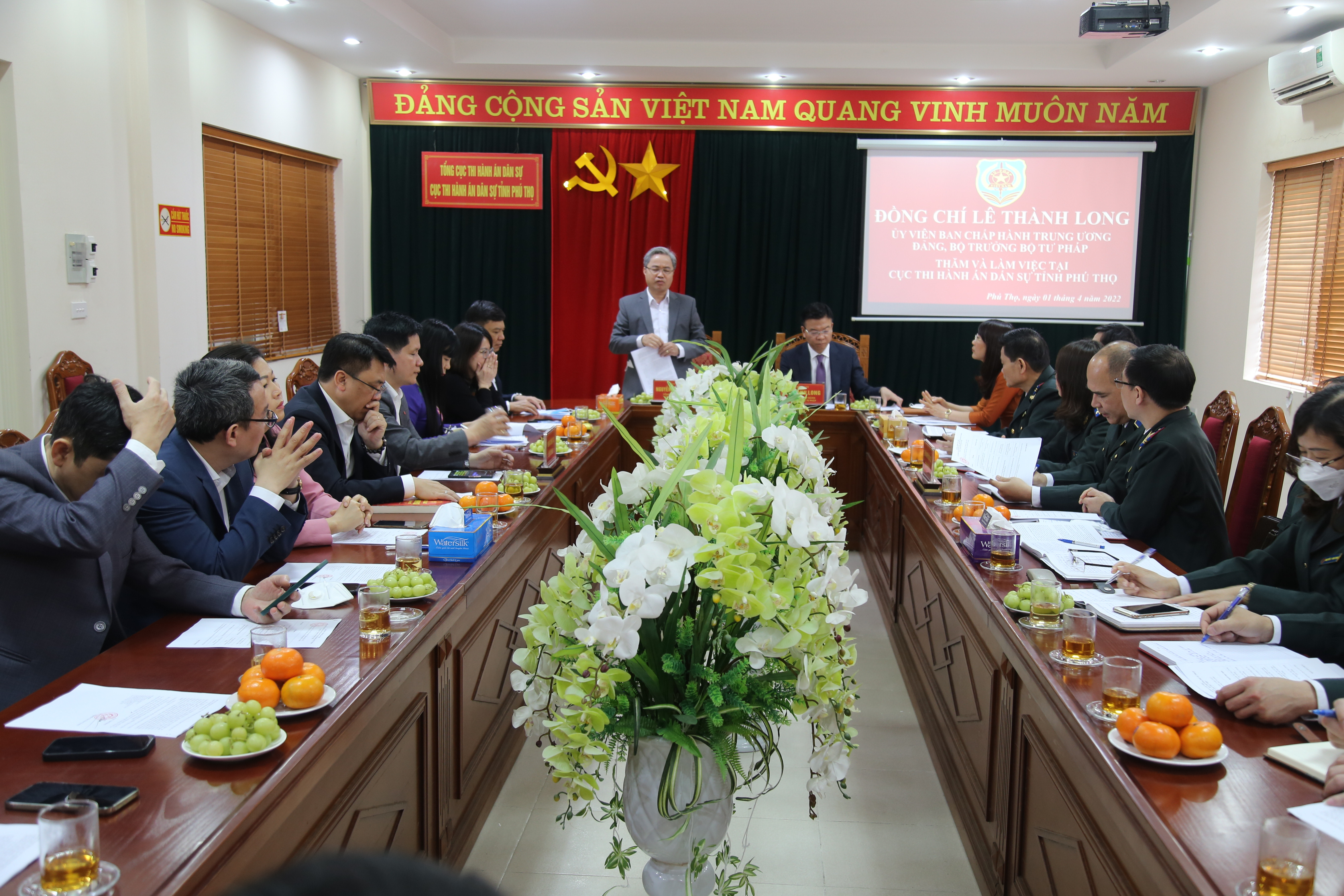 Đồng chí Lê Thành Long, Ủy viên Ban chấp hành Trung ương Đảng, Bộ trưởng Bộ Tư pháp thăm và làm việc tại Cục Thi hành án dân sự tỉnh Phú Thọ