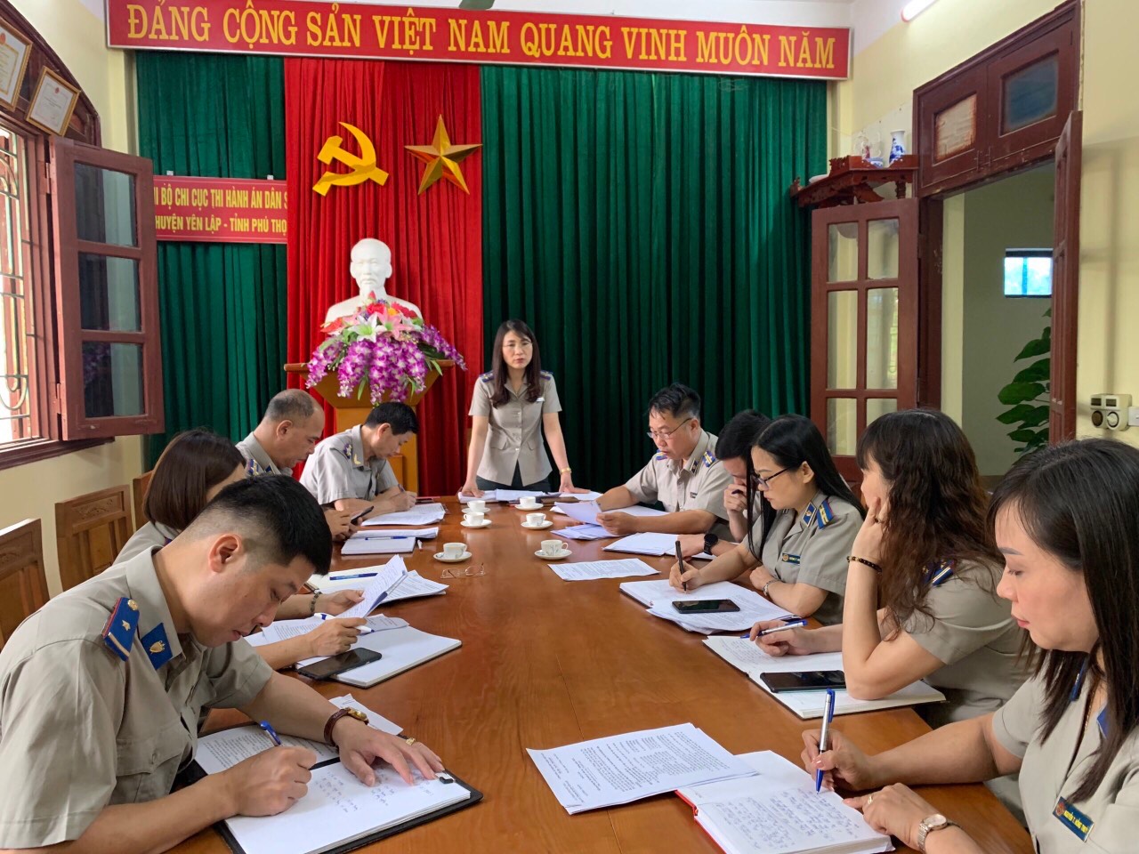 Cục trưởng Nguyễn Thị Thu Chung làm việc với một số  Chi cục THADS cấp huyện
