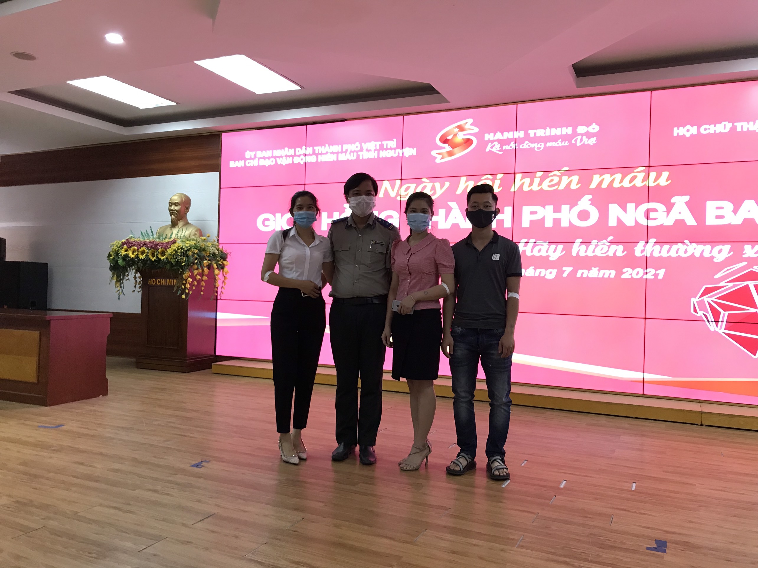 Công chức, người lao động Chi cục Thi hành án dân sự thành phố Việt Trì tích cực tham gia hiến máu tình nguyện.