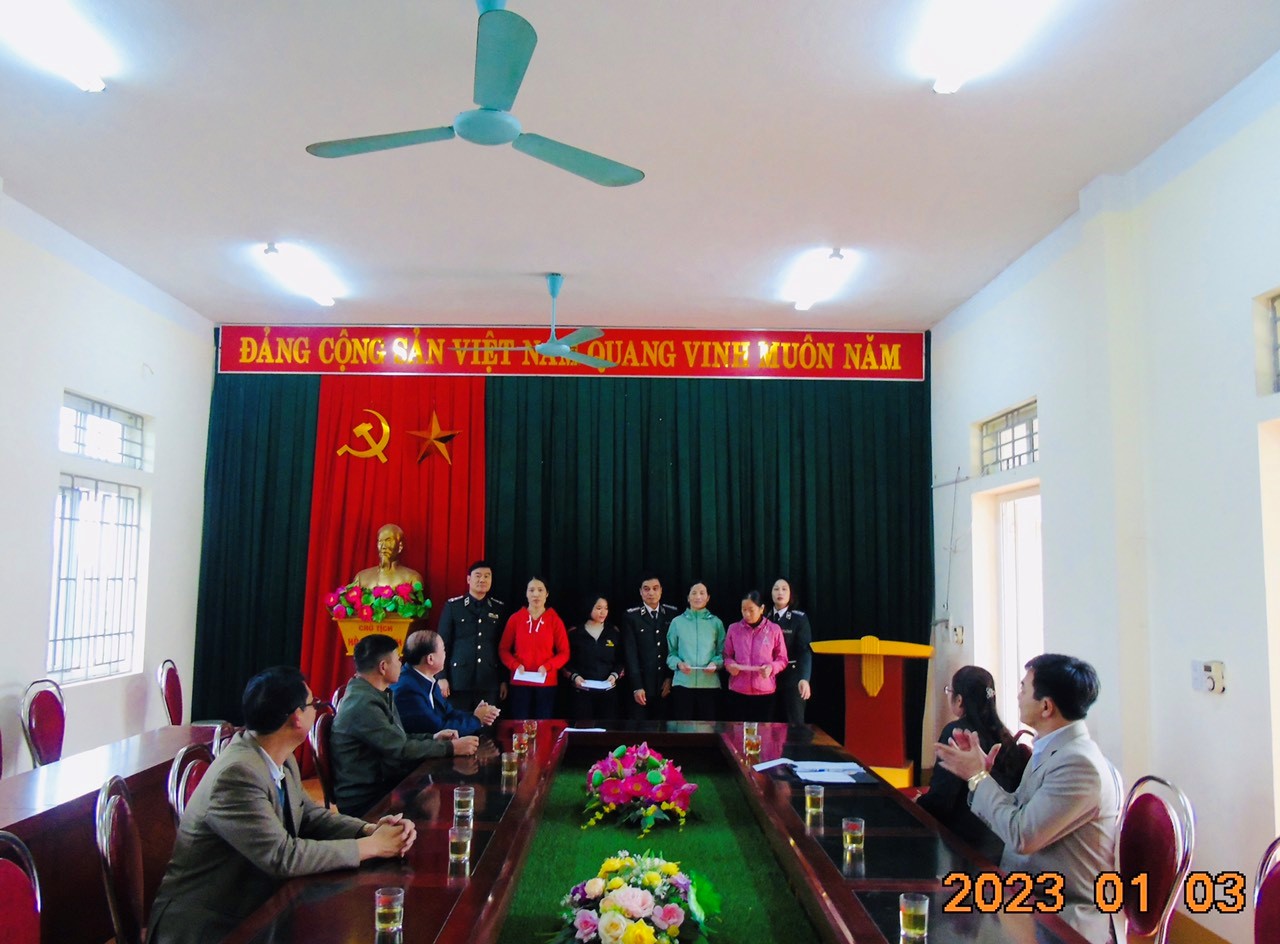 Chi cục Thi hành án dân sự huyện Hạ Hòa trao quà Tết cho hộ gia đình có hoàn cảnh khó khăn nhân dịp Xuân Quý Mão 2023