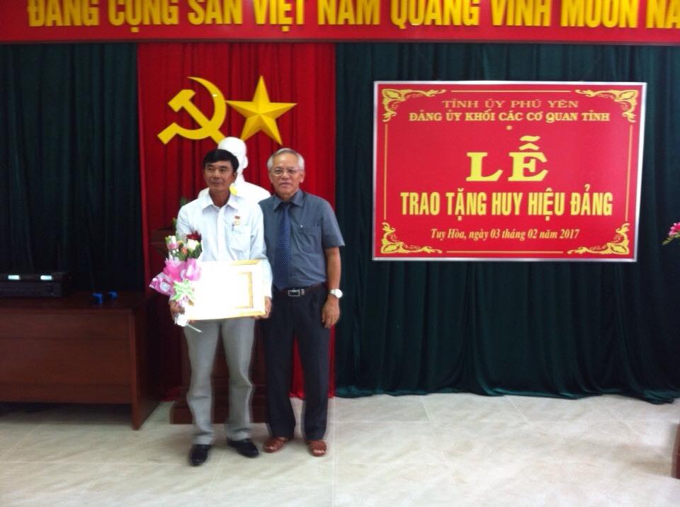 Đồng chí Nguyễn Tư Pháp, Phó Bí thư Chi bộ, Phó Cục trưởng Cục Thi hành án dân sự tỉnh vinh dự nhận Huy hiệu 30 năm tuổi Đảng