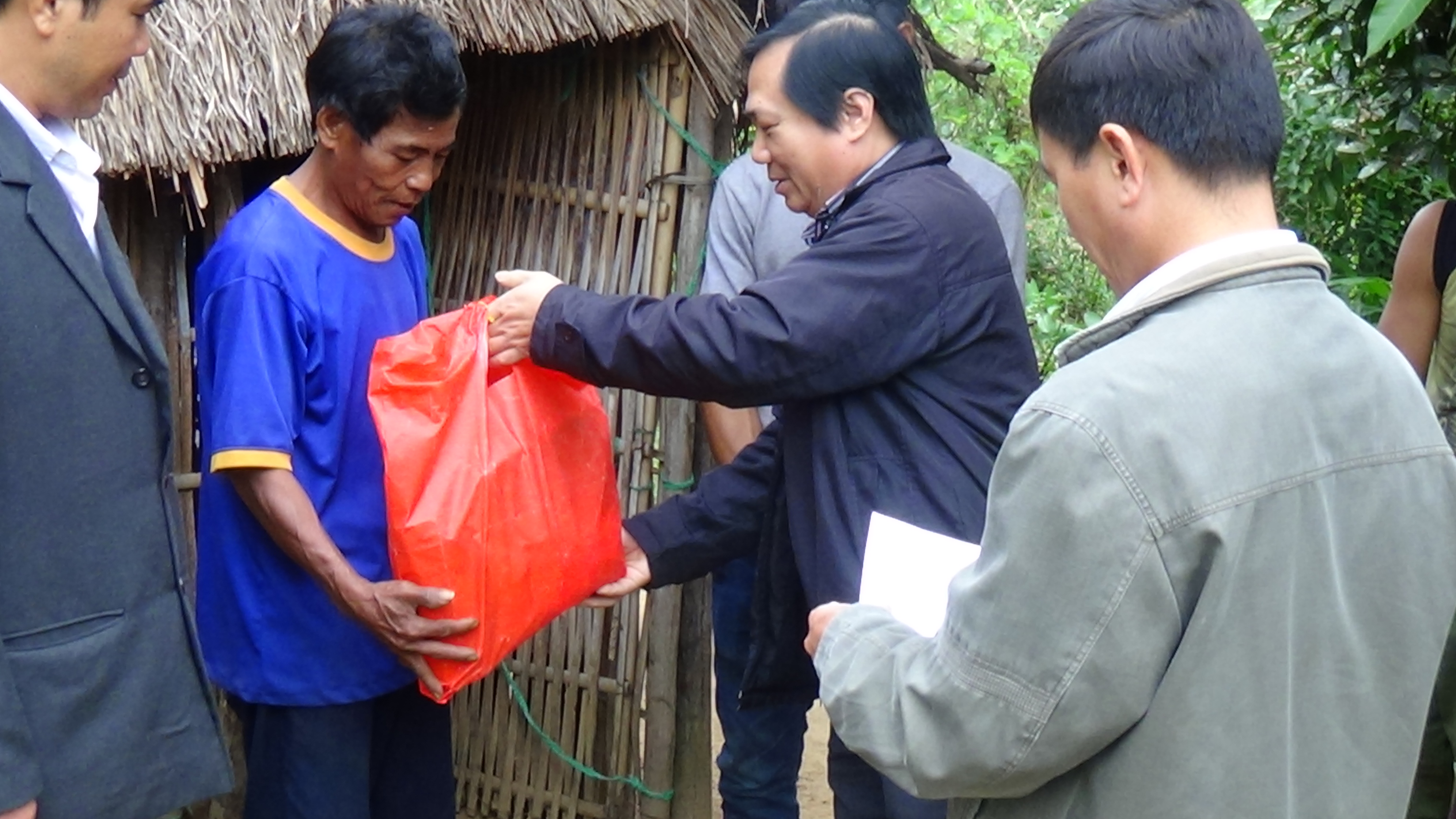 Chi bộ Cục Thi hành án dân sự tỉnh Phú Yên thăm, tặng quà các Hộ nghèo tại thôn Suối Mây, xã Xuân Phước, huyện Đồng Xuân nhân dịp Tết Nguyên Đán Bính Thân 2016.