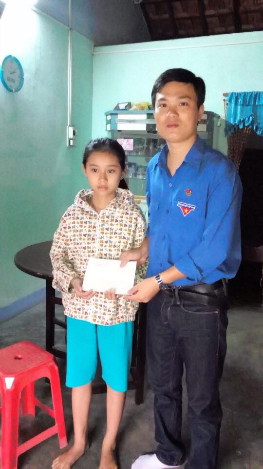 Chi đoàn Thanh niên Cục Thi hành án dân sự tỉnh Phú Yên thăm và tặng quà cho học sinh có hoàn cảnh đặc biệt khó khăn.