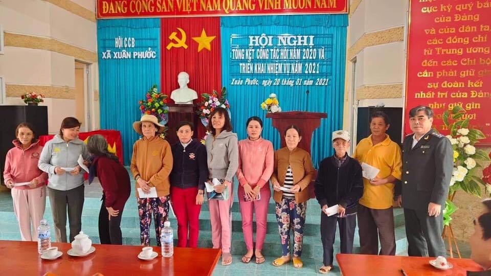 Cục Thi hành án dân sự tỉnh Phú Yên tặng quà cho gia đình chính sách có hoàn cảnh khó khăn, hộ nghèo xã Xuân Phước, huyện Đồng Xuân, tỉnh Phú Yên.