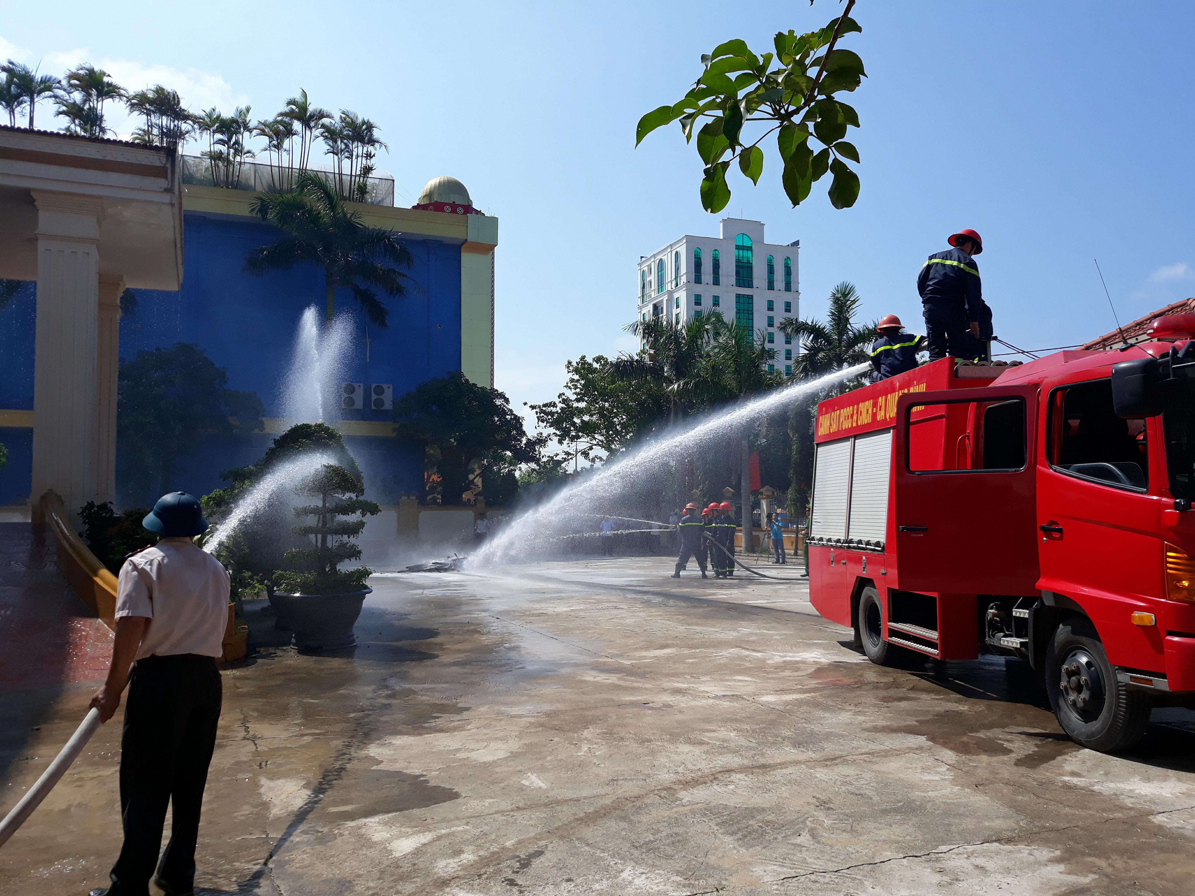 Cục Thi hành án dân sự tỉnh Quảng Bình tổ chức huấn luyện nghiệp vụ Phòng cháy chữa cháy