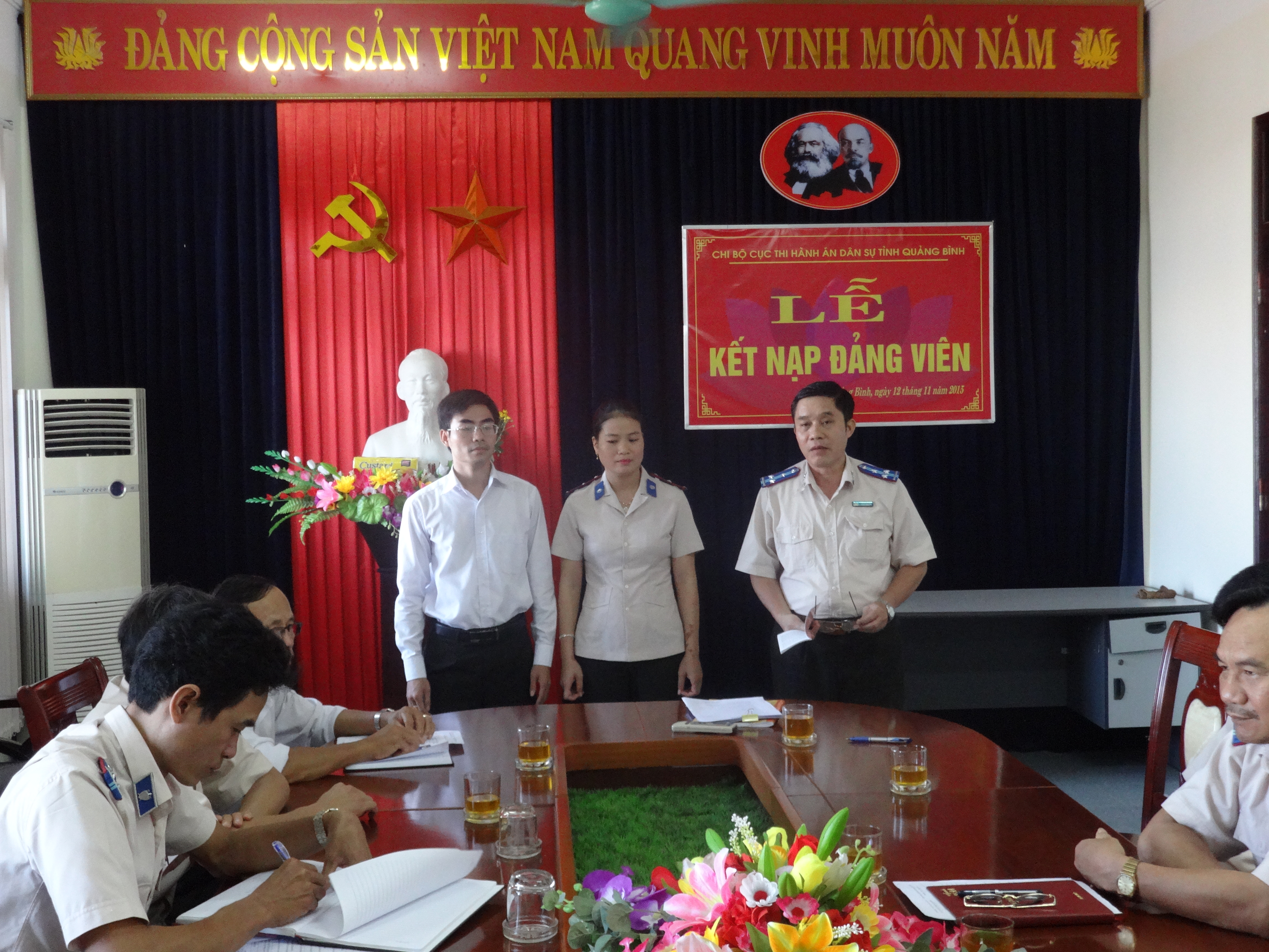 Chi bộ Cục Thi hành án dân sự tỉnh Quảng Bình tổ chức Lễ kết nạp đảng viên