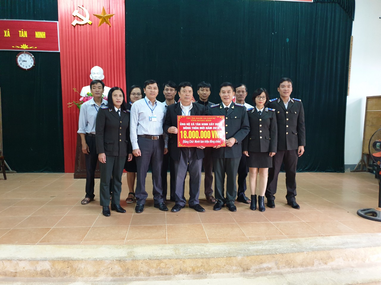 Công chức và người lao động các cơ quan Thi hành án dân sự tỉnh Quảng Bình ủng hộ xã Tân Ninh xây dựng nông thôn mới năm 2018