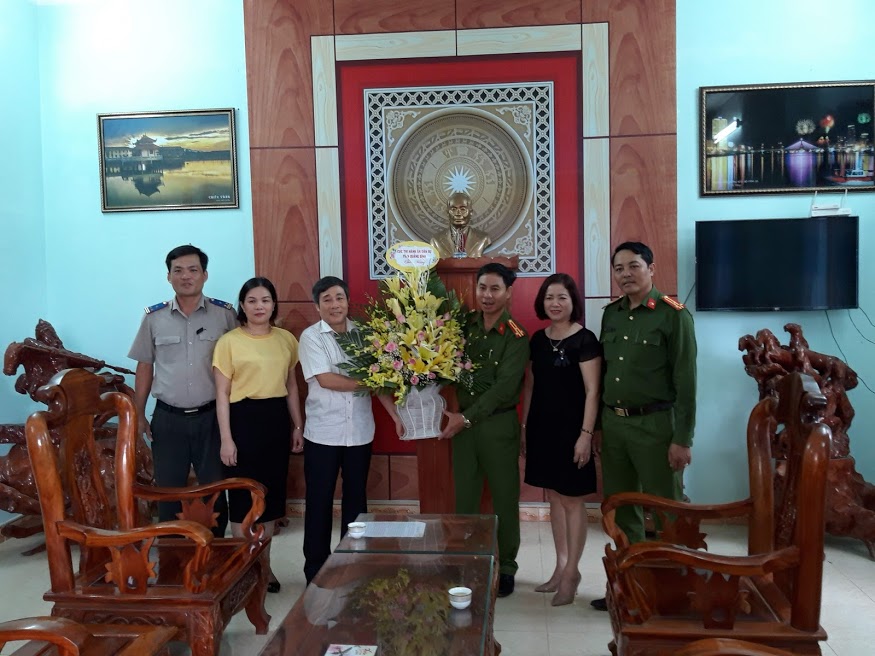 Lãnh đạo Cục Thi hành án dân sự tỉnh Quảng Bình chúc mừng các đơn vị nhân ngày thành lập lực lượng Công an nhân dân.