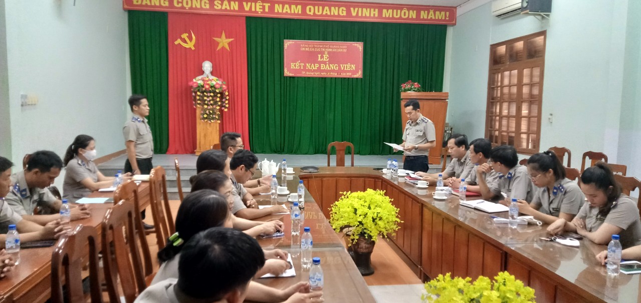 Chi bộ Chi cục THADS thành phố Quảng Ngãi tổ chức kết nạp đảng viên mới