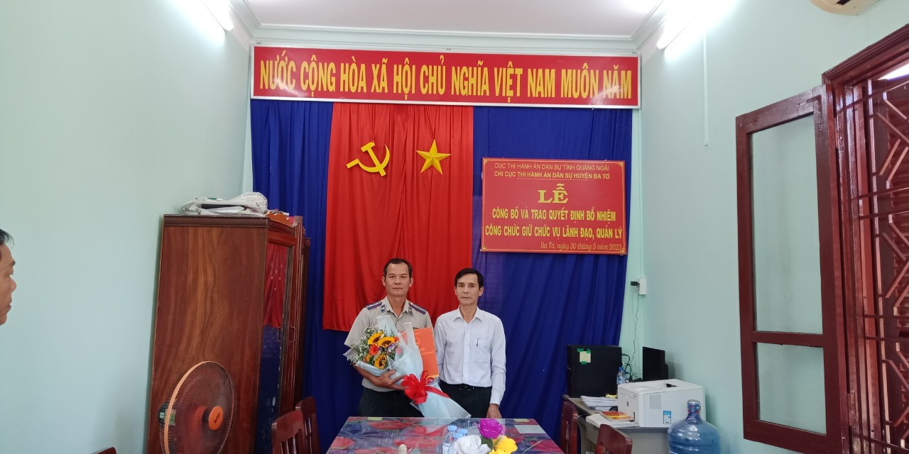 Chi bộ Chi cục THADS thành phố Quảng Ngãi tổ chức kết nạp đảng viên mới cho quần chúng ưu tú