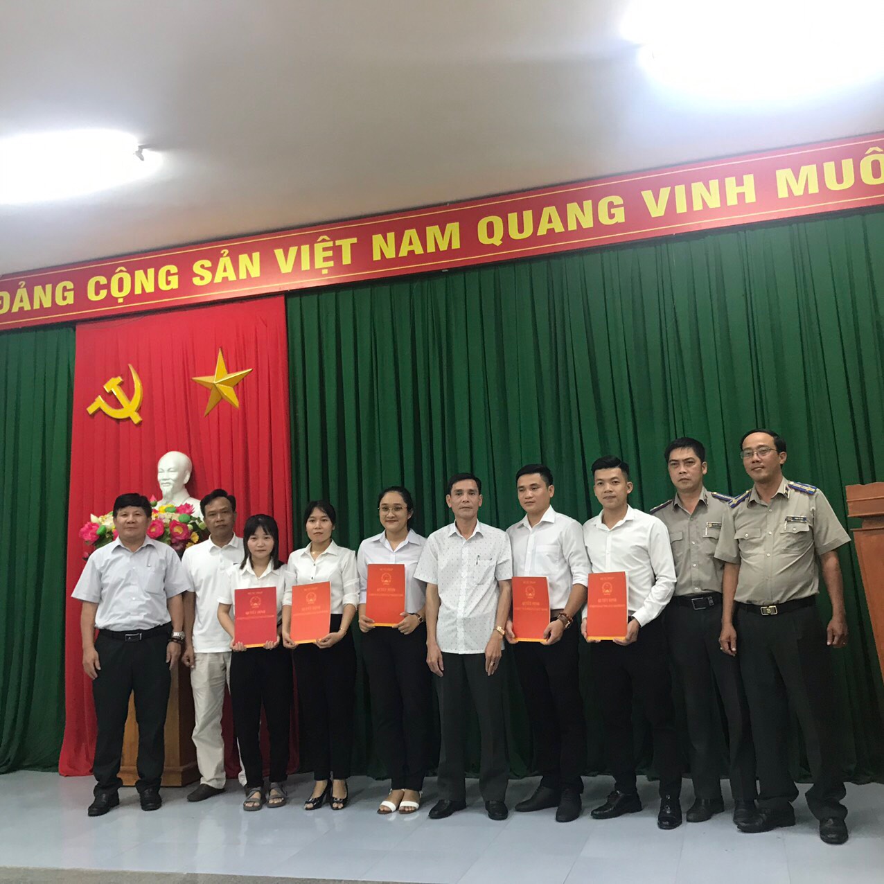 Trao quyết định tuyển dụng công chức các cơ quan Thi hành án dân sự tỉnh Quảng Ngãi.