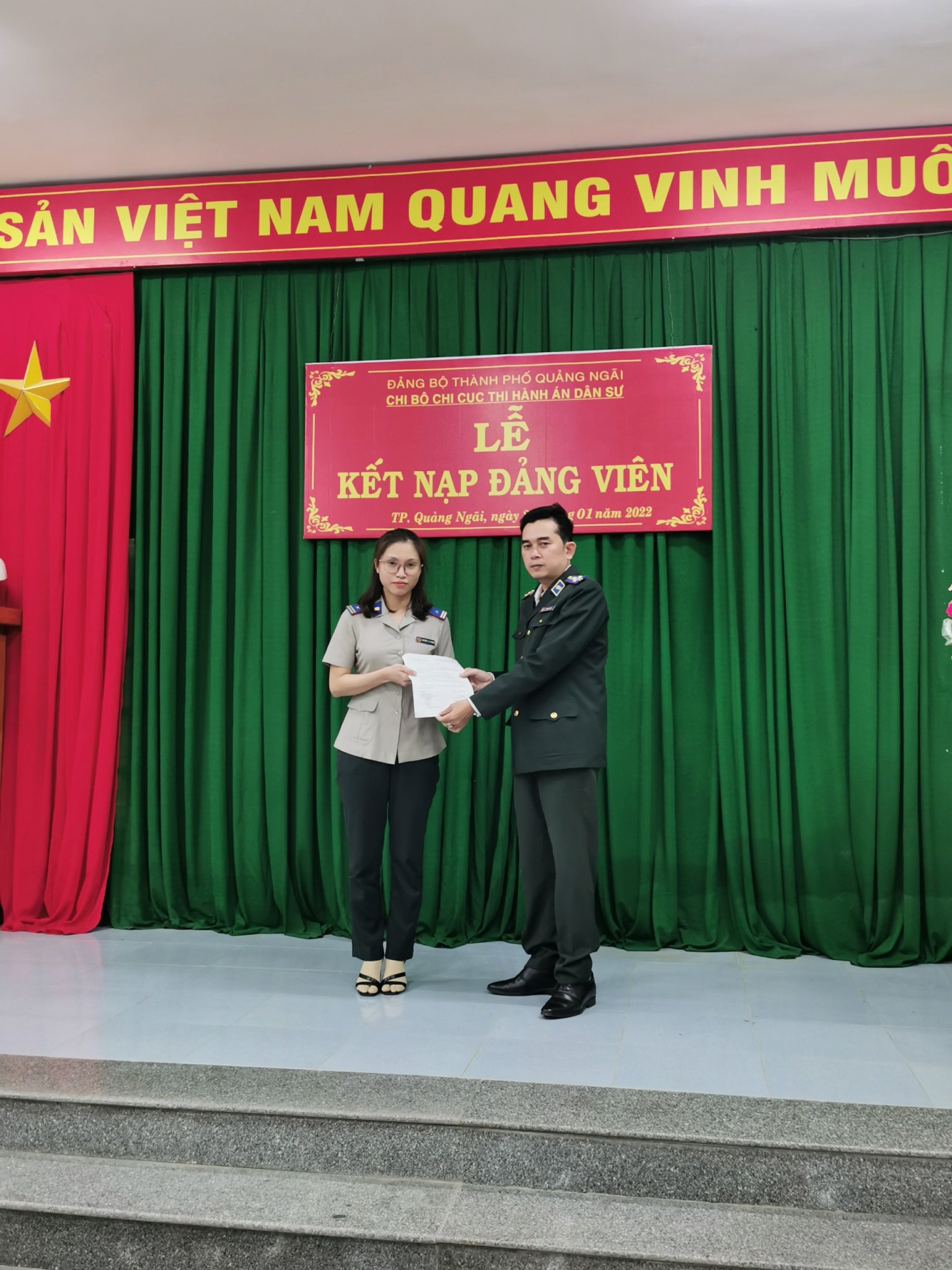 Chi bộ Chi cục Thi hành án dân sự thành phố Quảng Ngãi, tỉnh Quảng Ngãi tổ chức lễ kết nạp đảng viên mới