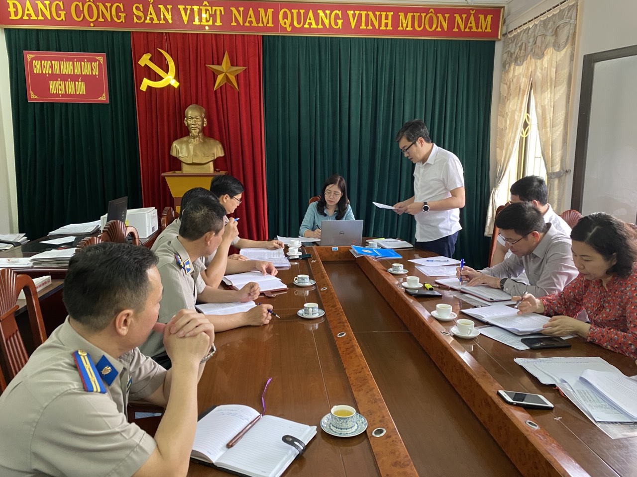 Ban Pháp chế Hội đồng nhân dân tỉnh Quảng Ninh khảo sát thực hiện quy định pháp luật về xác minh, phân loại án trong thi hành án dân sự tại Chi cục Thi hành án dân sự huyện Vân Đồn