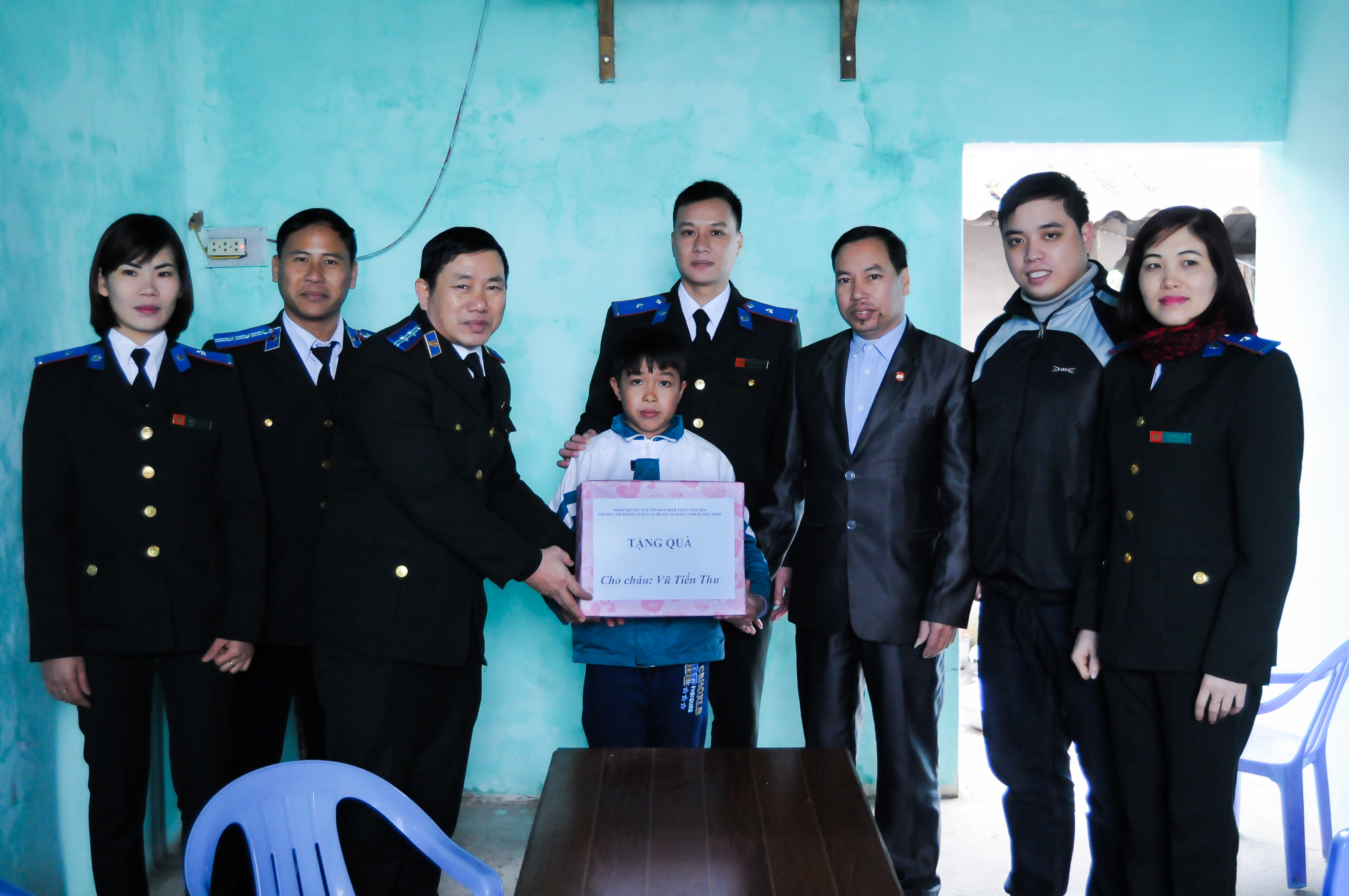 Chi cục Thi hành án dân sự huyện Đầm Hà thăm hỏi, tặng quà tết trẻ em có hoàn cảnh khó khăn năm 2016