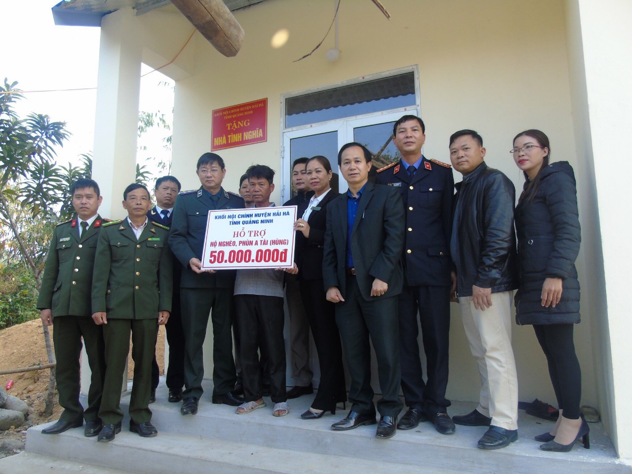 “Chung tay vì người nghèo” các cơ quan  Khối Nội chính huyện Hải Hà tổ chức bàn giao nhà tình nghĩa cho hộ nghèo ở xã Quảng Sơn, huyện Hải Hà