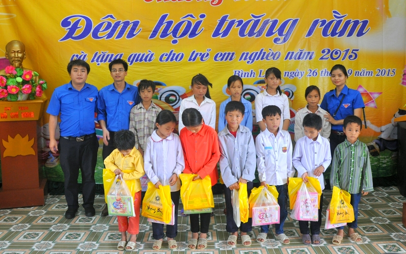 Tặng quà Trung thu cho trẻ em nghèo và khám phá miền biên giới Bình Liêu