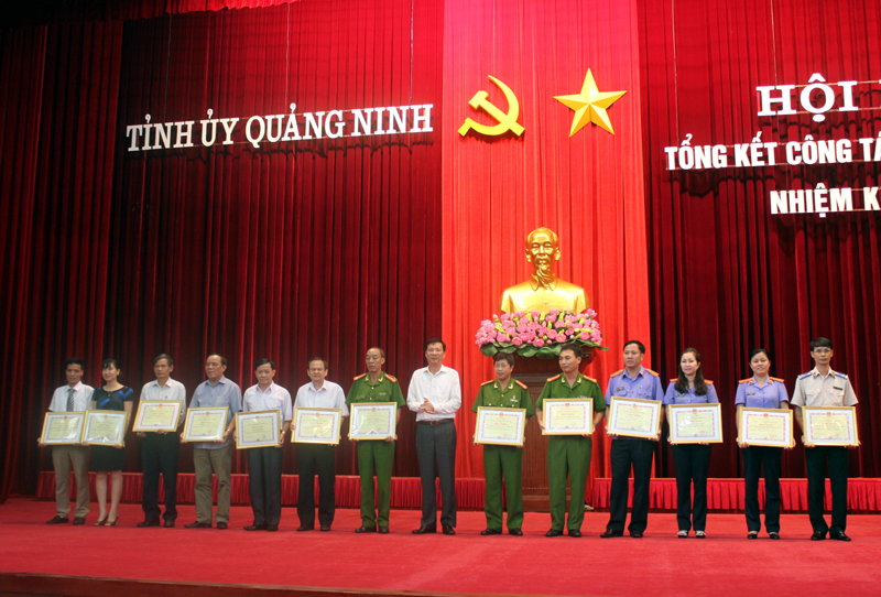 Đồng chí Nguyễn Văn Đọc, Bí thư Tỉnh ủy, Chủ tịch HĐND tỉnh trao Bằng khen của UBND tỉnh cho các tập thể có thành tích xuất sắc.