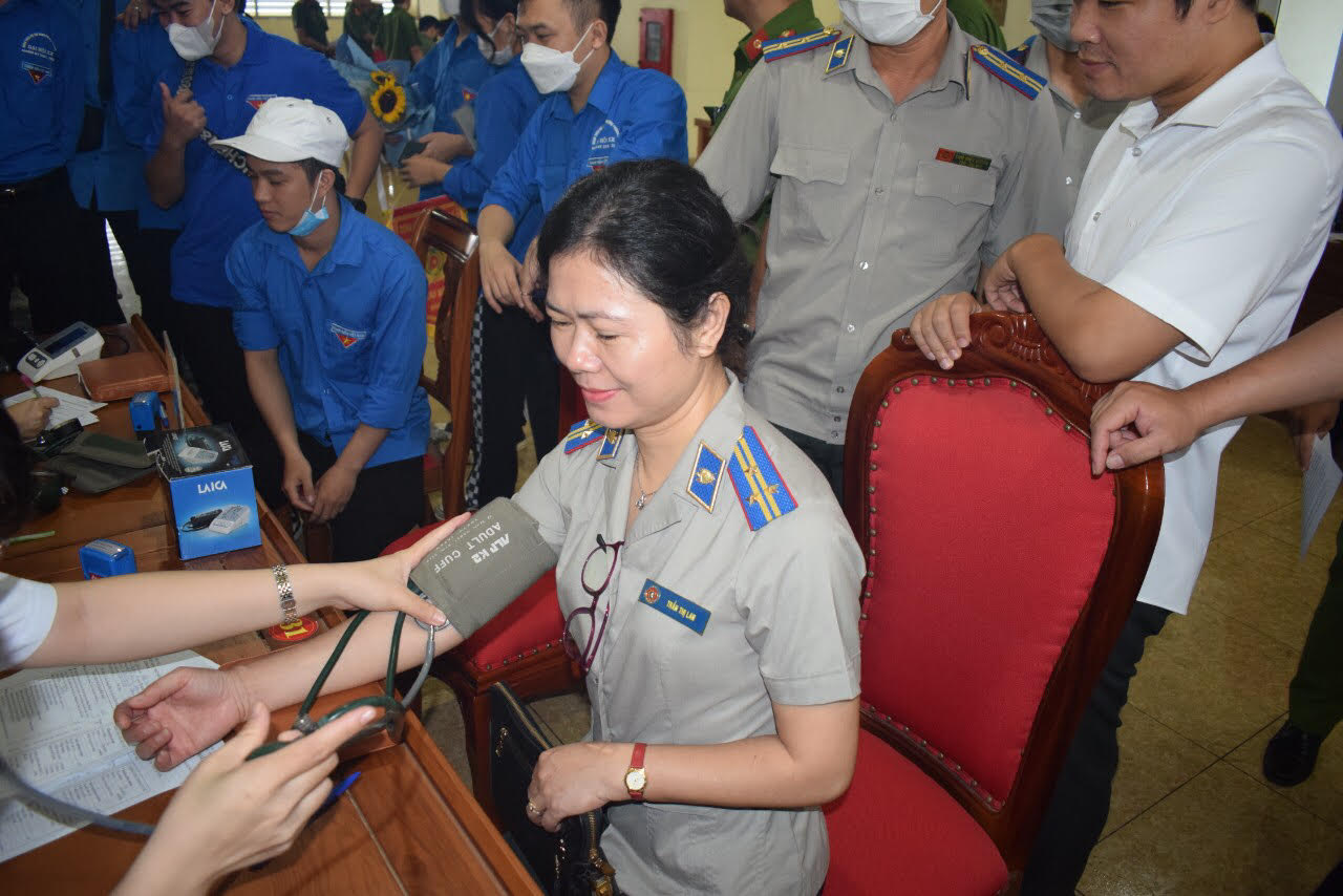 Cục Thi hành án dân sự tỉnh Quảng Ninh tổ chức tiêu hủy vật chứng của vụ án vận chuyển trái phép hàng hóa qua biên giới