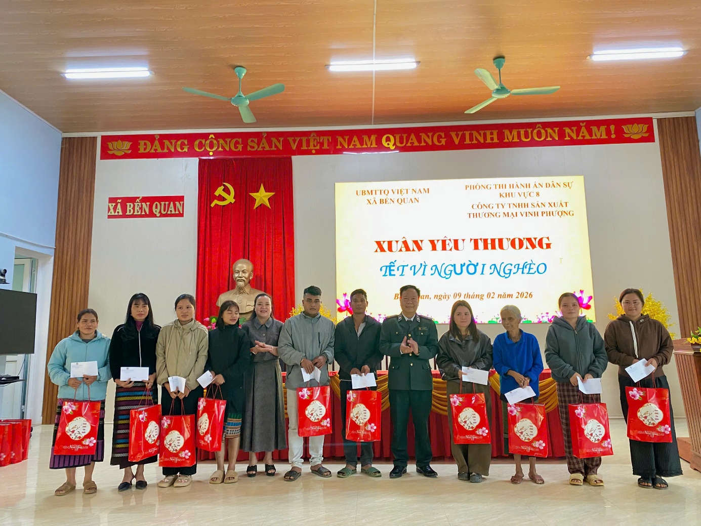 PHÒNG THI HÀNH ÁN DÂN SỰ KHU VỰC 8 TỔ CHỨC CHƯƠNG TRÌNH “XUÂN CHIA SẺ – TẾT YÊU THƯƠNG” TẠI XÃ BẾN QUAN