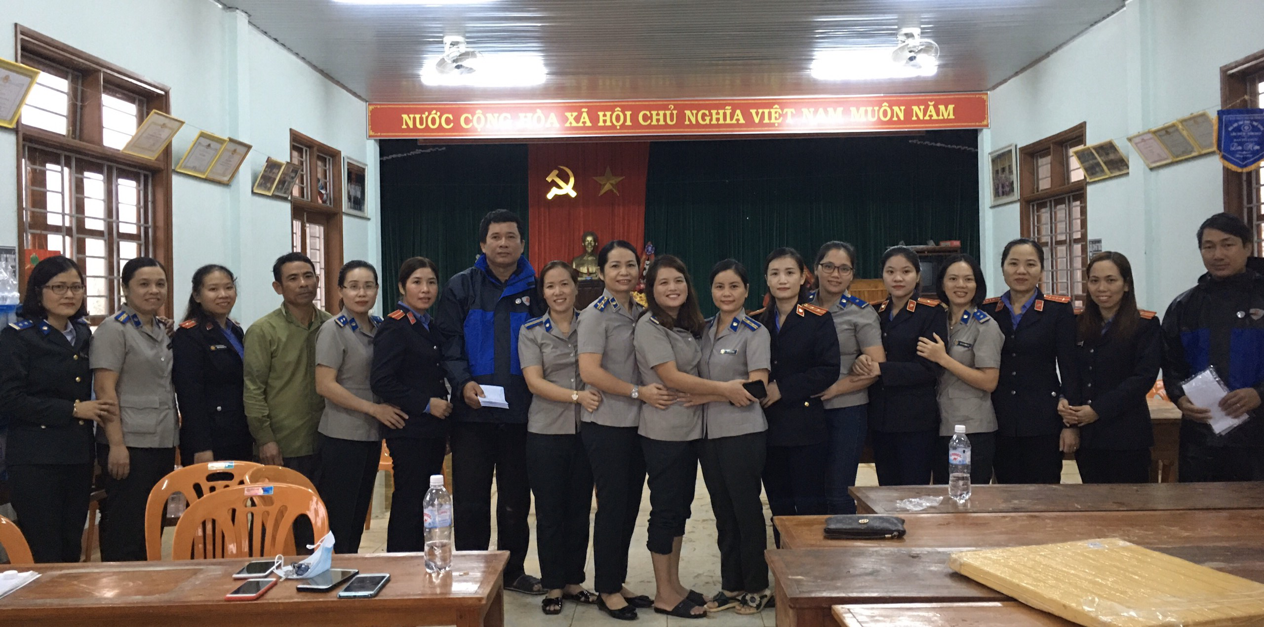 Phụ nữ Chi cục Thi hành án dân sự Vĩnh Linh trao yêu thương trong ngày Phụ nữ Việt Nam 20-10